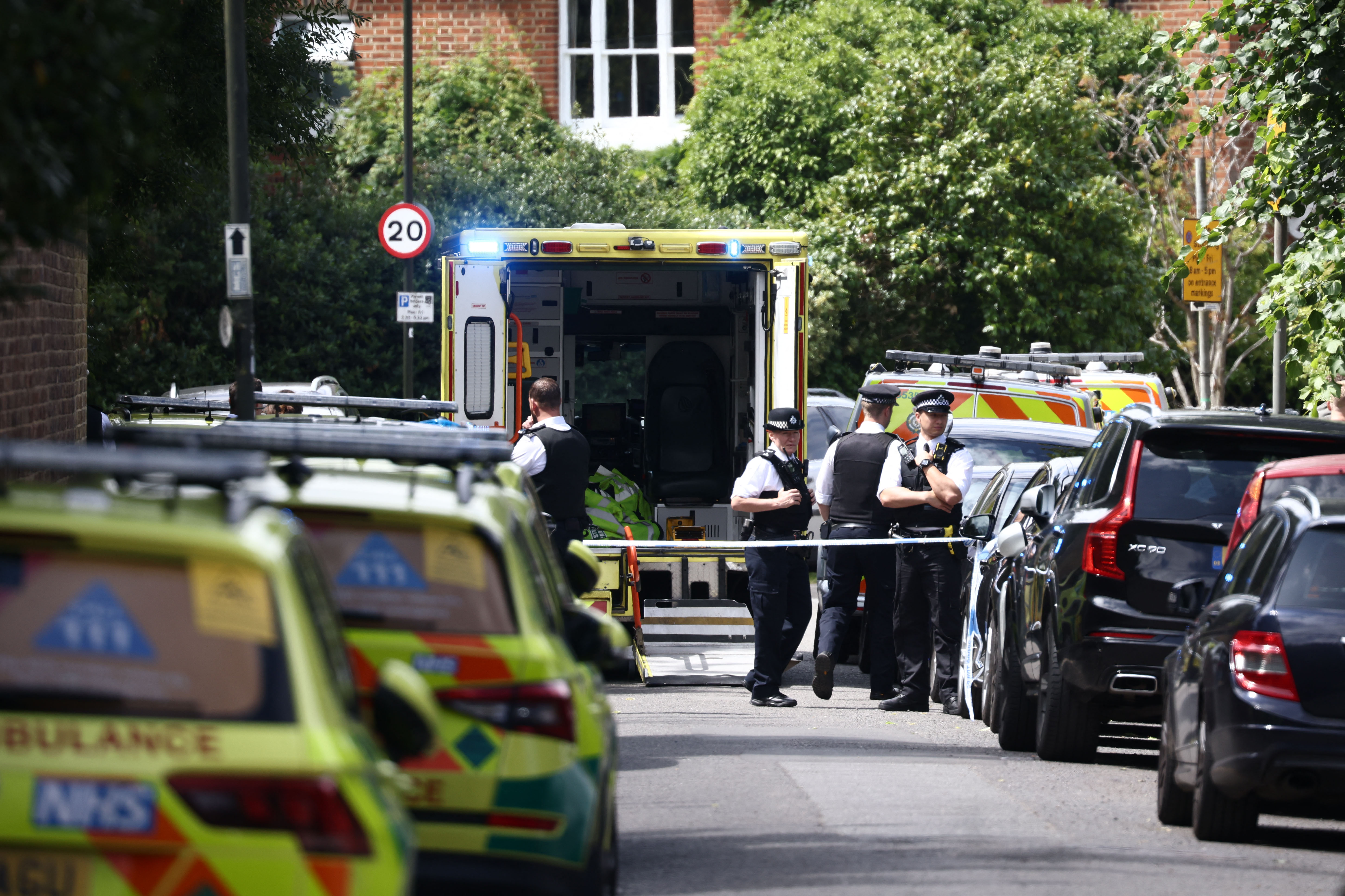 Carro choca contra una escuela en Londres dejando una menor fallecida