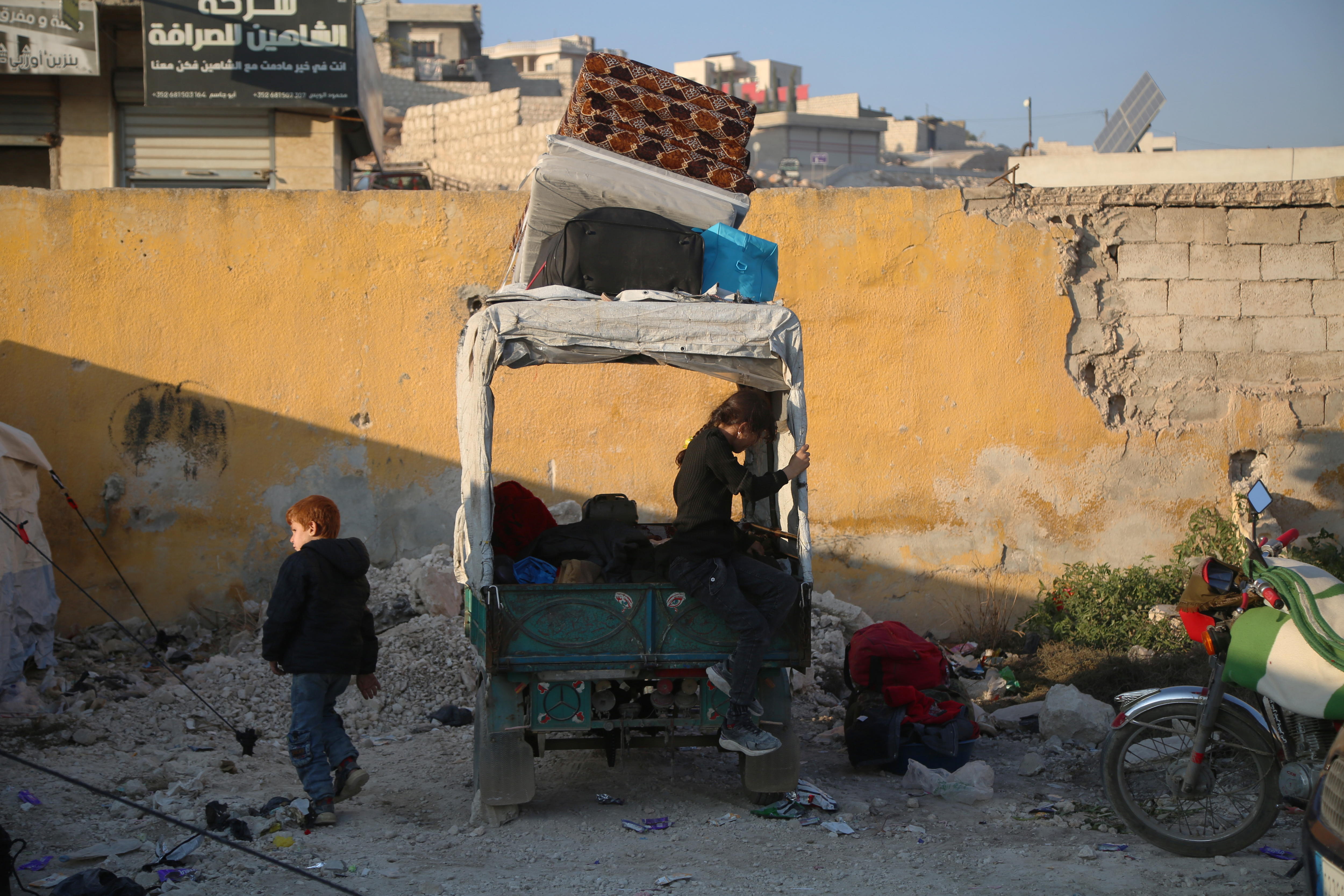 Idlib (Syrian Arab Republic), 28/11/2024.- Internally displaced people arrive at a shelter in the town of Al-Bardaqli near the city of Sarmada, north of Idlib, Syria, 28 November 2024, amid ongoing armed conflicts between the Syrian army and opposition forces near Aleppo city. According to the Syrian Response Coordinators Team, there have been 126 recorded attacks by Syrian regime forces on opposition-controlled areas in the past 36 hours. Additionally, Russian and Syrian warplanes launched 85 airstrikes. These attacks have resulted in the displacement of thousands of people, many of whom are seeking refuge in temporary shelters in the Bardaqli, Salqin, and Harem districts. (Rusia, Siria) EFE/EPA/BILAL AL MAHMOUD