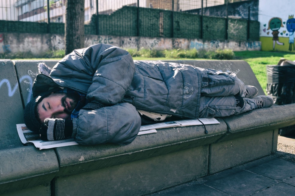 Juez ordena a pareja regresar 400.000 dólares recolectados para habitante de calle en EE.UU.