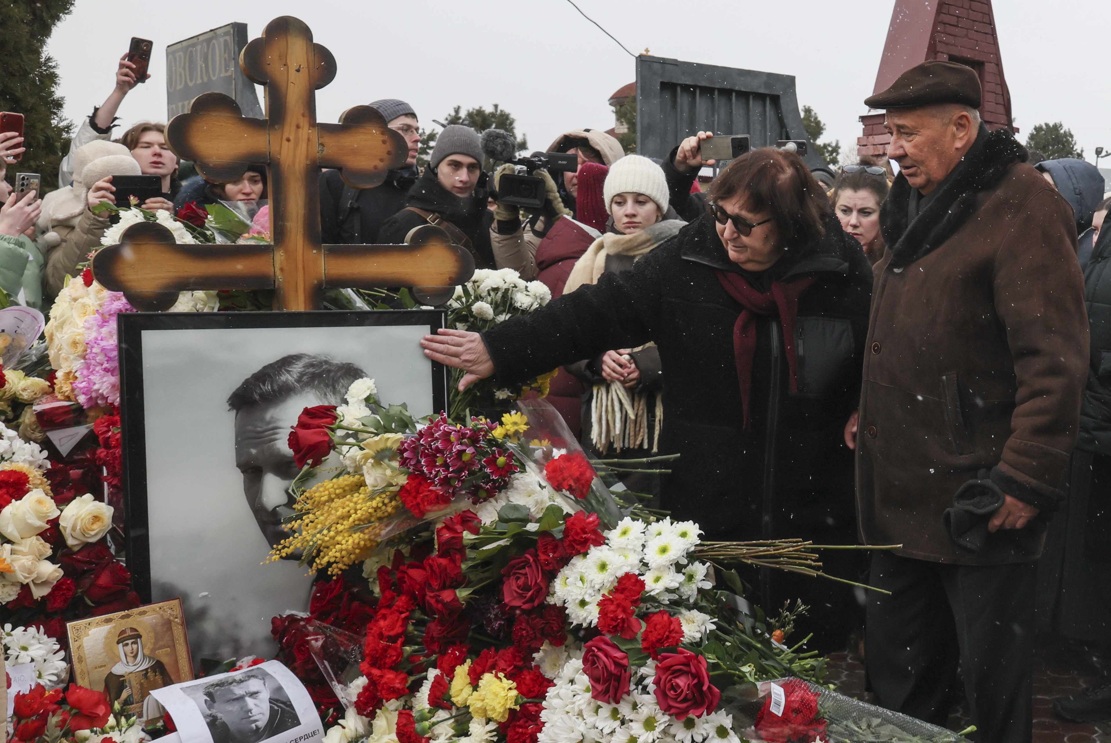 Miles de rusos visitaron la tumba de Navalni en su primer aniversario de muerte