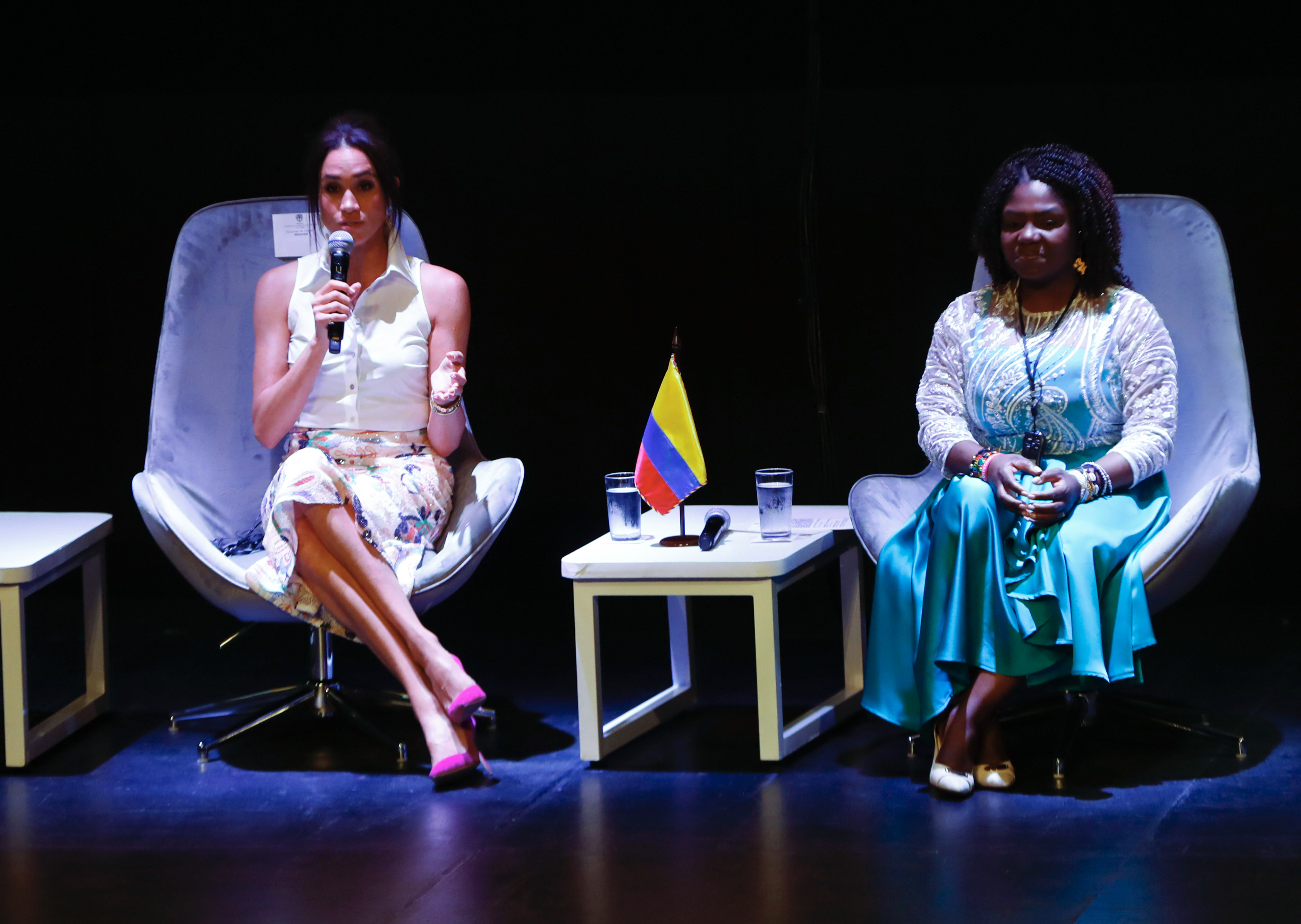 AME1675. CALI (COLOMBIA), 18/08/2024.- La duquesa de Sussex, Meghan (i), habla durante el foro 'Mujeres Afro y Poder' junto a la vicepresidenta de Colombia Francia Márquez este domingo en Cali (Colombia). EFE/ Ernesto Guzmán