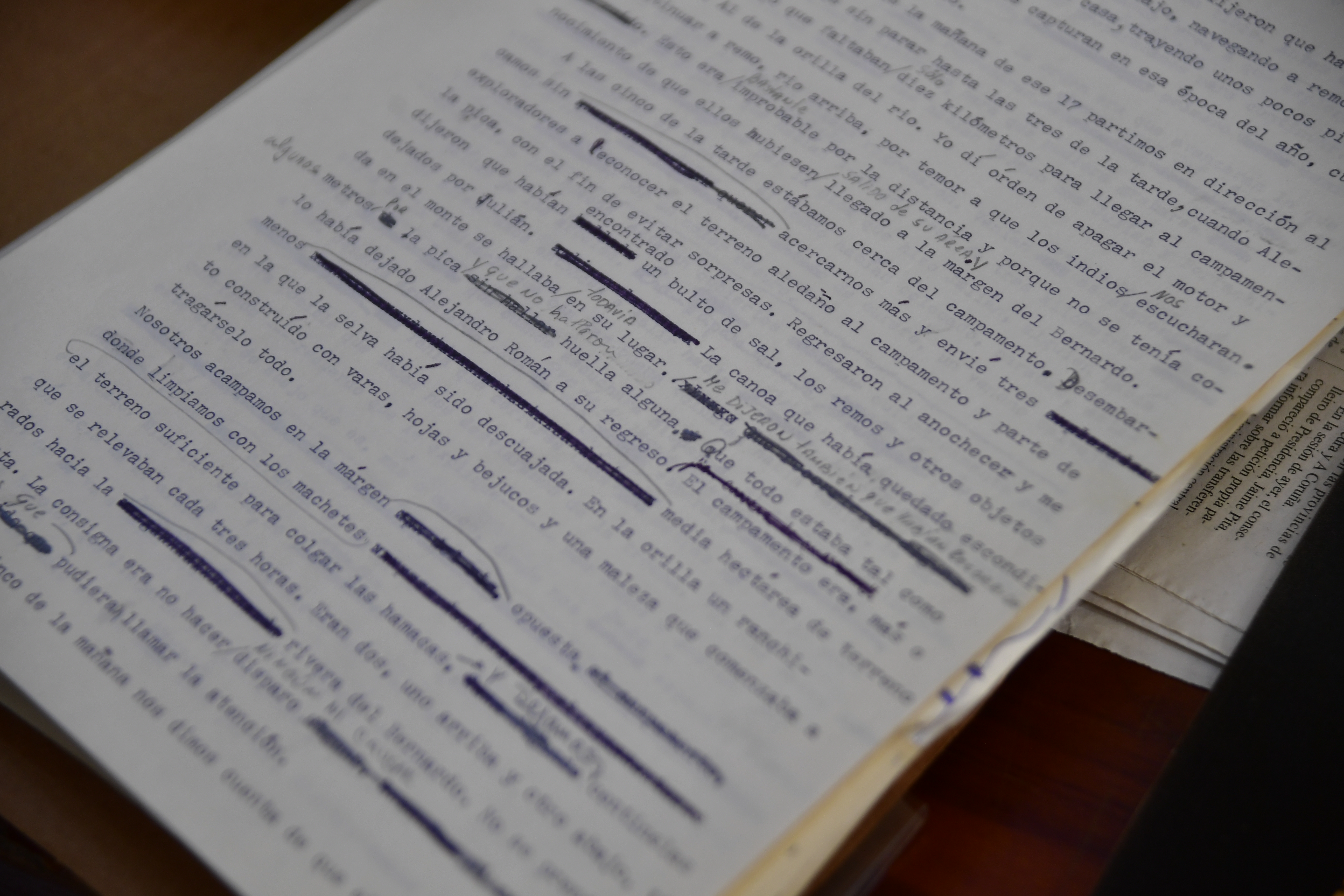 Así se ve el manuscrito original de "Perdido en el Amazonas" con las correcciones hechas por Germán Castro Caycedo.