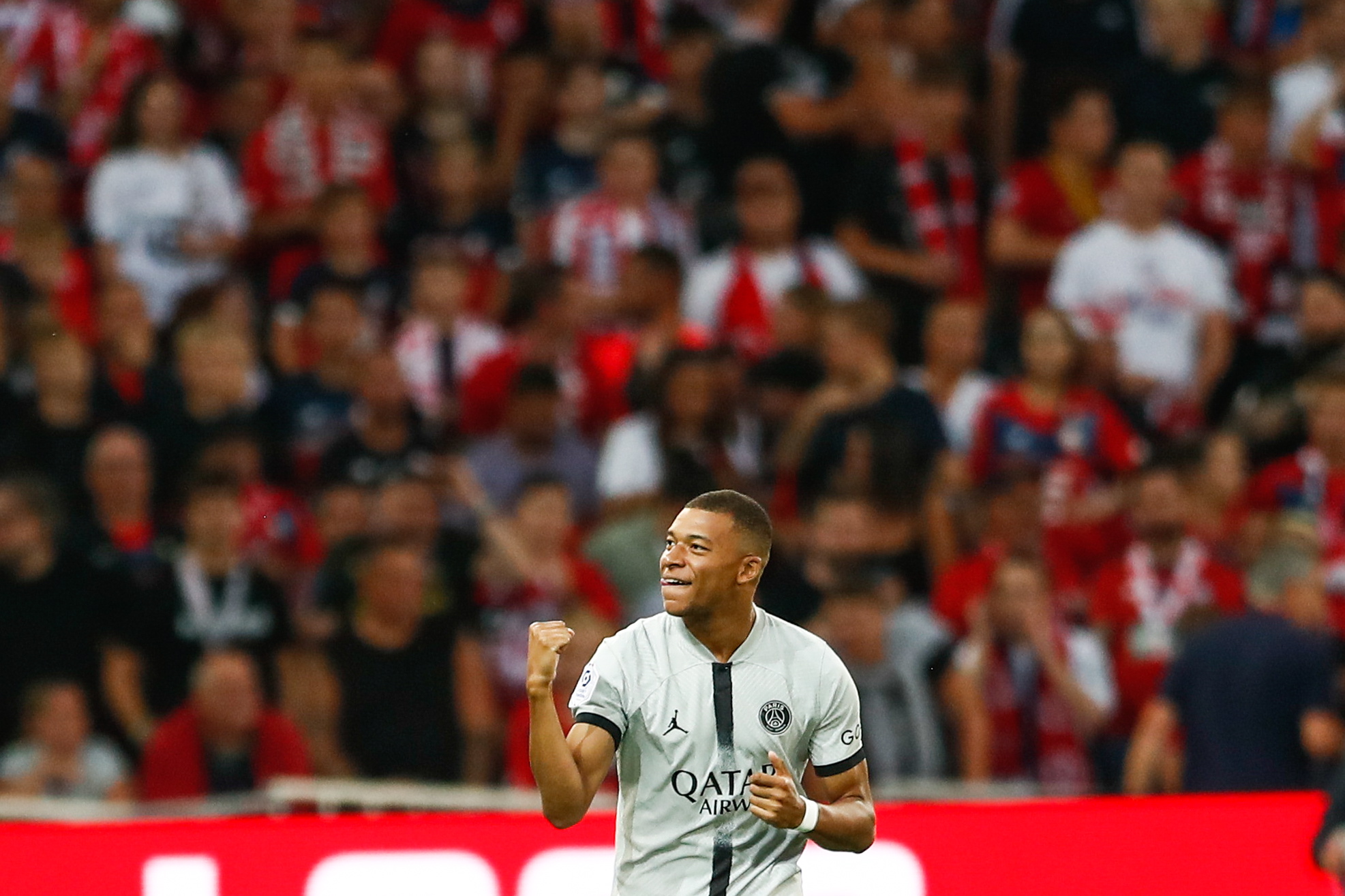 Récord y triplete de Mbappé en goleada del PSG en su visita al Lille