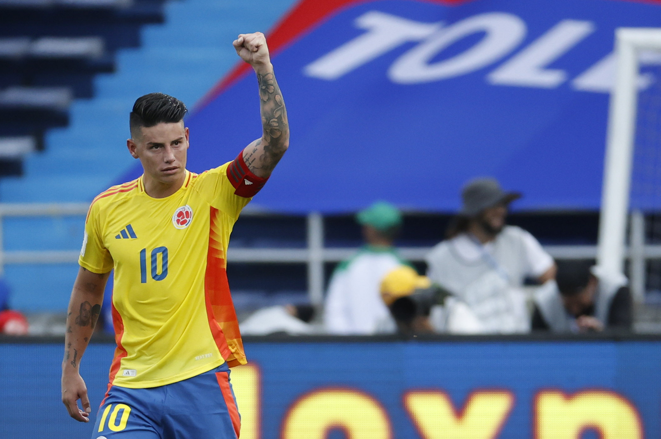 AMDEP6724. BARRANQUILLA (COLOMBIA), 10/09/2024.- James Rodríguez de Colombia celebra su gol este martes, en un partido de las eliminatorias sudamericanas para el Mundial de 2026 entre Colombia y Argentina en el estadio Metropolitano en Barranquilla (Colombia). EFE/ Mauricio Dueñas Castañeda