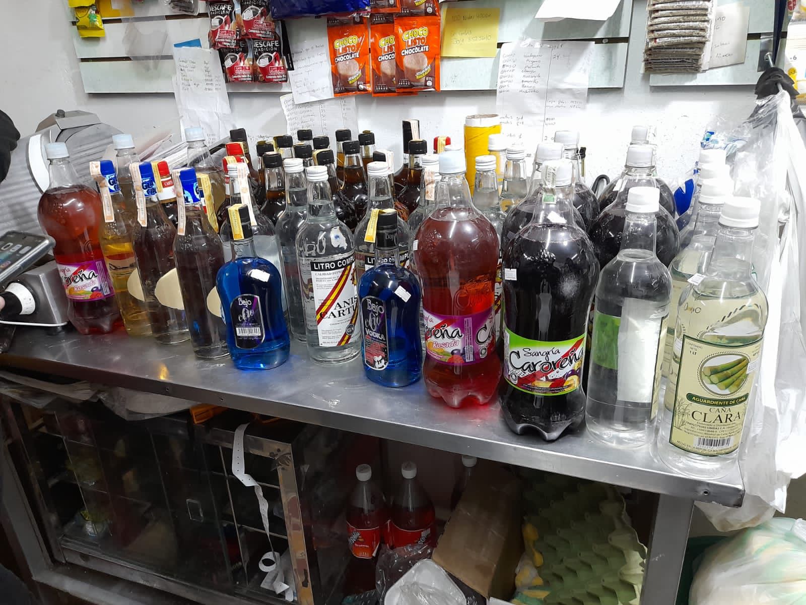 Seis personas fallecieron y siete están hospitalizadas por tomar licor adulterado