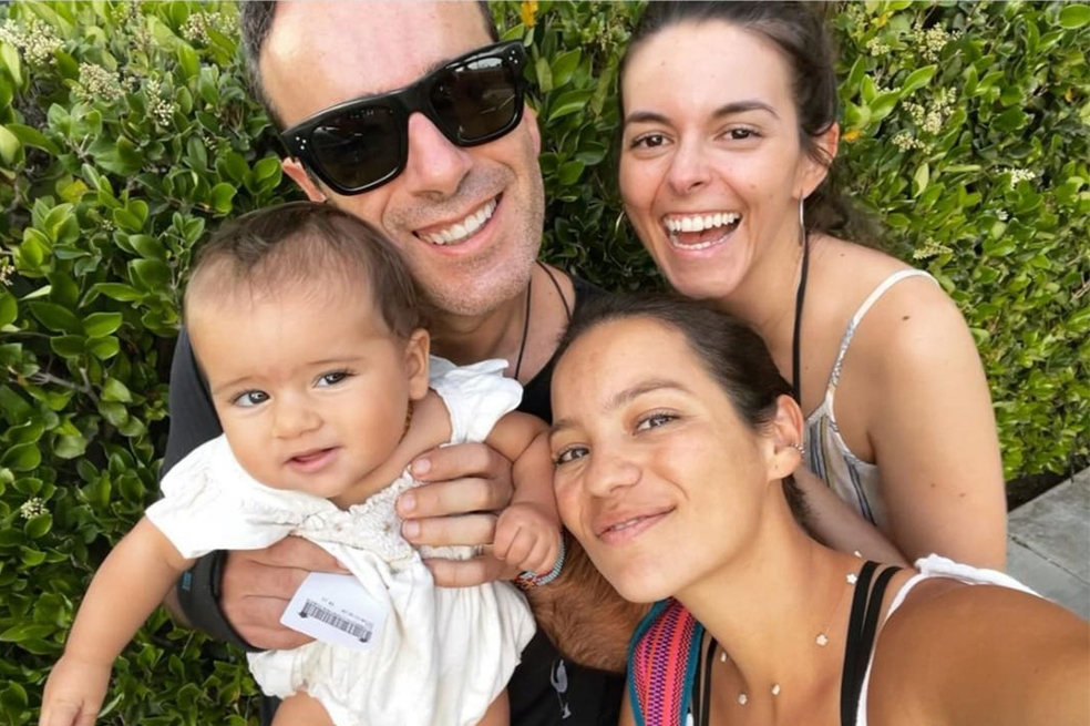 Natalia Reyes y Juan Pedro San Segundo con su hija Isla y la actriz Julieth Restrepo