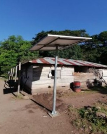 Esta es una de las imagenes que entregaron los contratistas como evidencia de la instalación de los paneles solares en la zona rural de Becerril. / Secop. ac