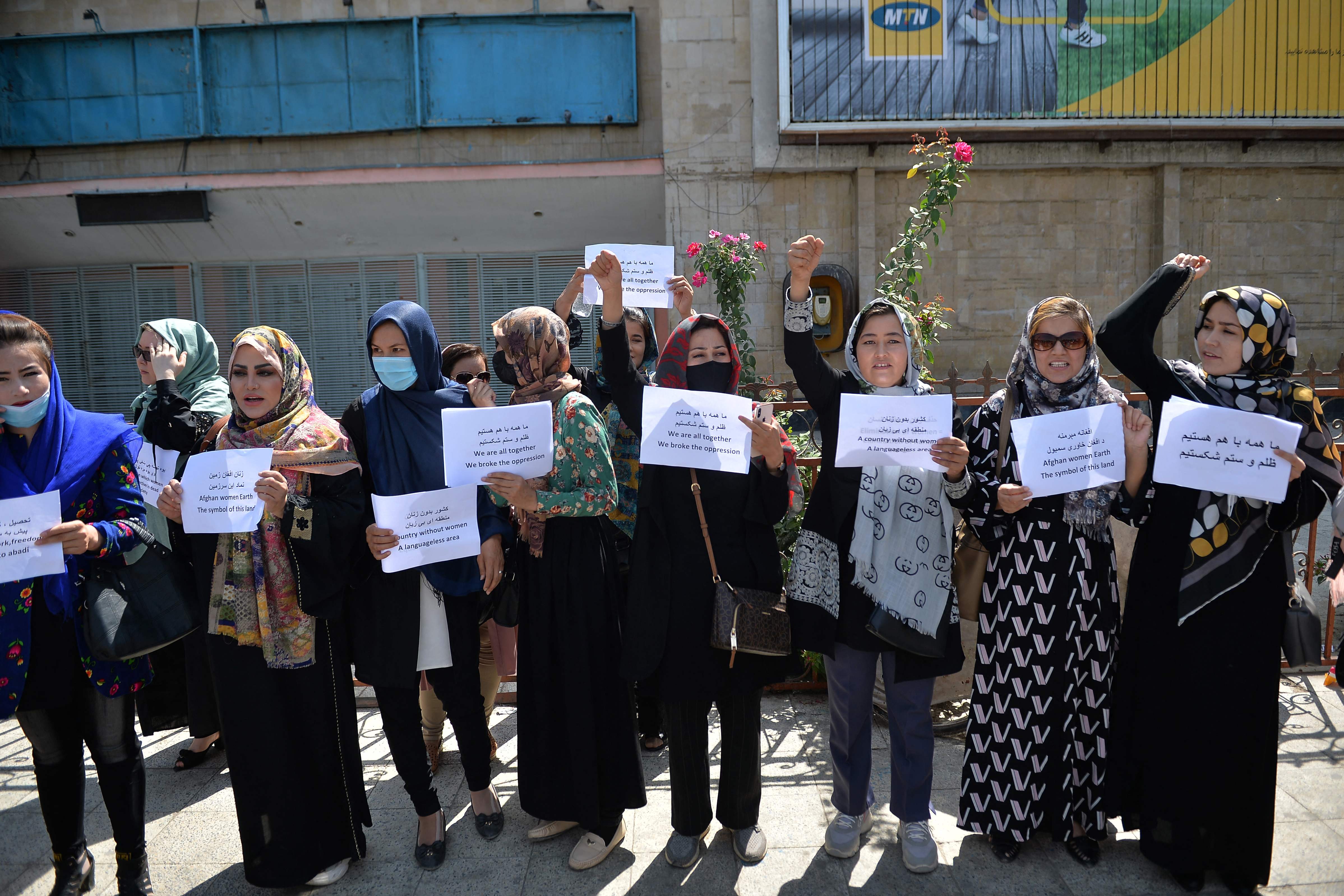 Los mensajes escritos por mujeres invadieron las calles de Kabul. Mientras algunas portaban letreros que decían "Estamos todas juntas, rompimos la opresión", otras alzaban papeles en los que se leía: "Un país sin mujeres, un área sin lenguaje".