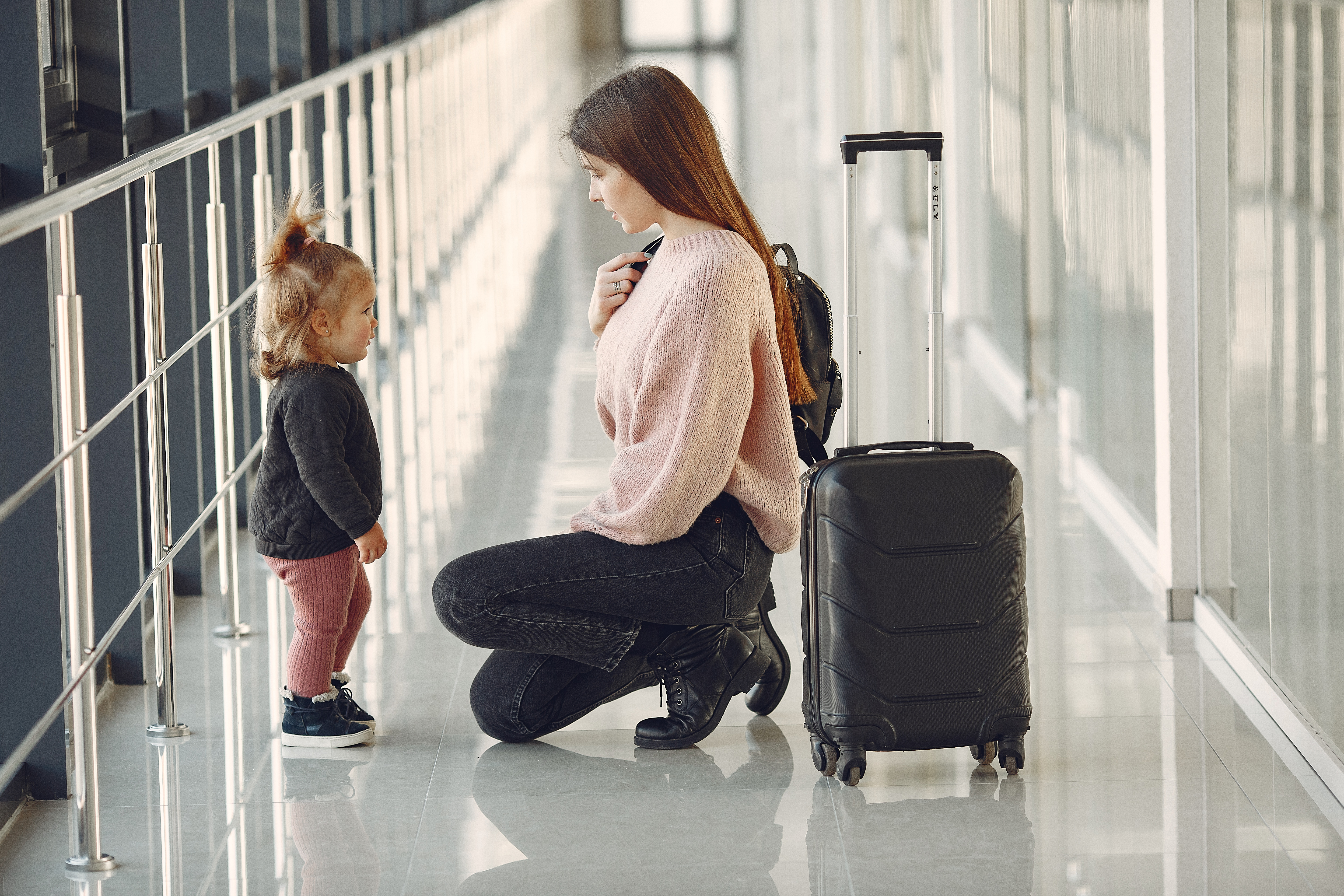 ¿Con cuántos años pueden viajar solos los menores de edad en un avión en Colombia?