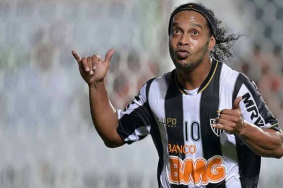 Ronaldinho anotó dos golazos de tiro libre en el Brasileirao