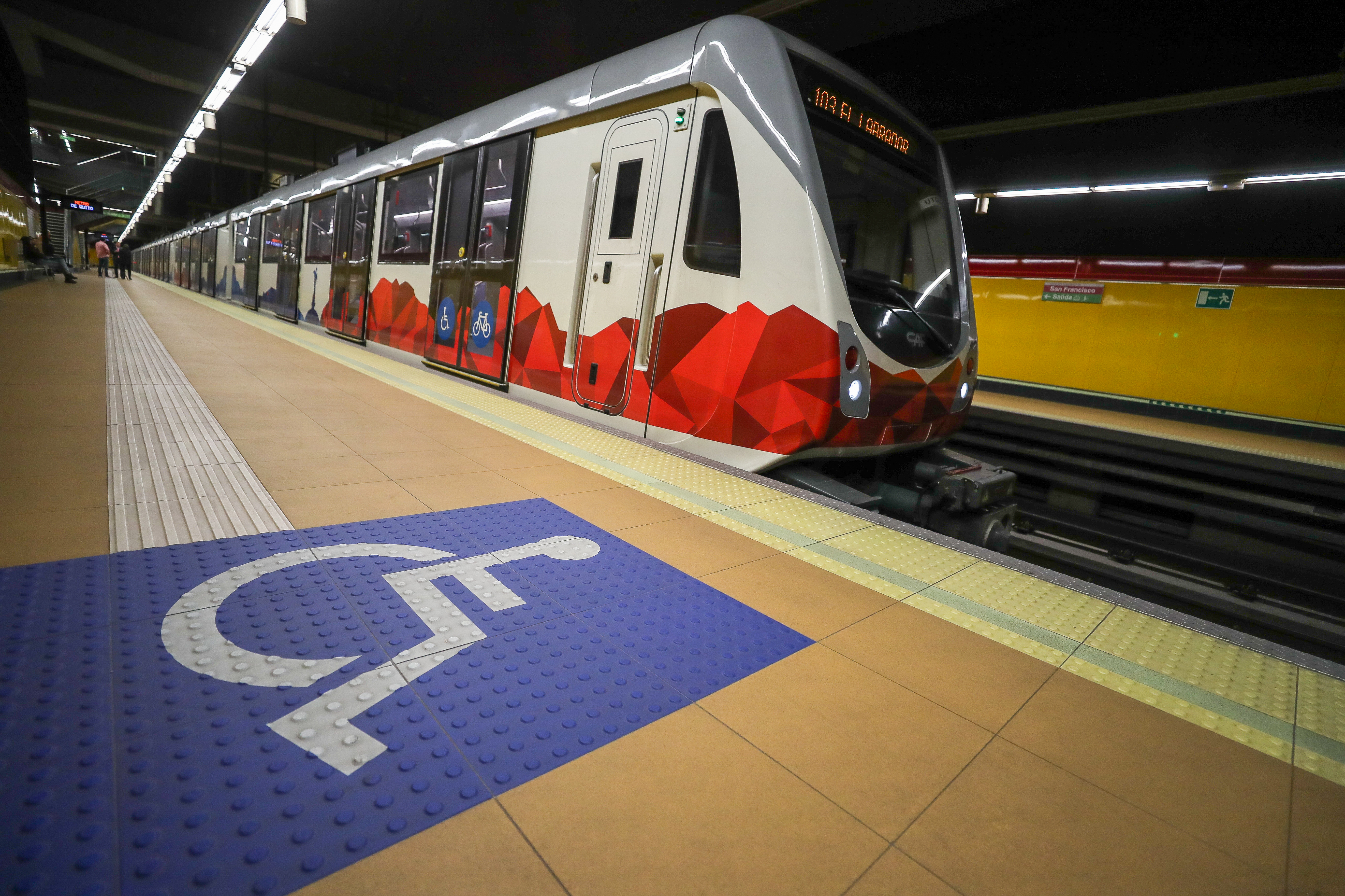 Quito inaugura su metro tras una década de espera