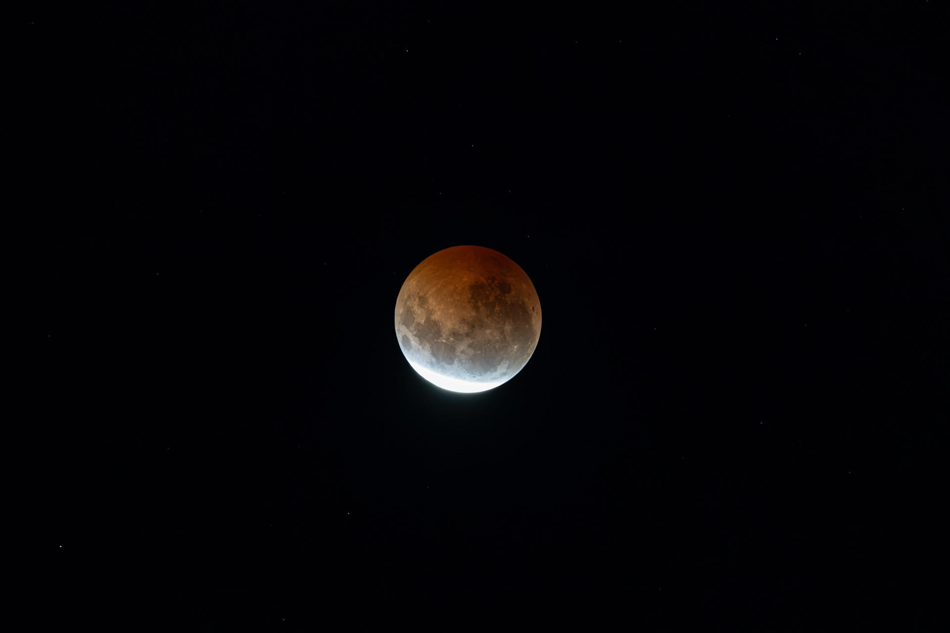 Así se vio el eclipse lunar de la noche de este jueves desde distintos lugares del mundo