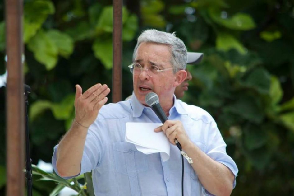 Como estamos en elecciones, en esta ocasión no trajeron a un hacker sino a un extraditado: Uribe