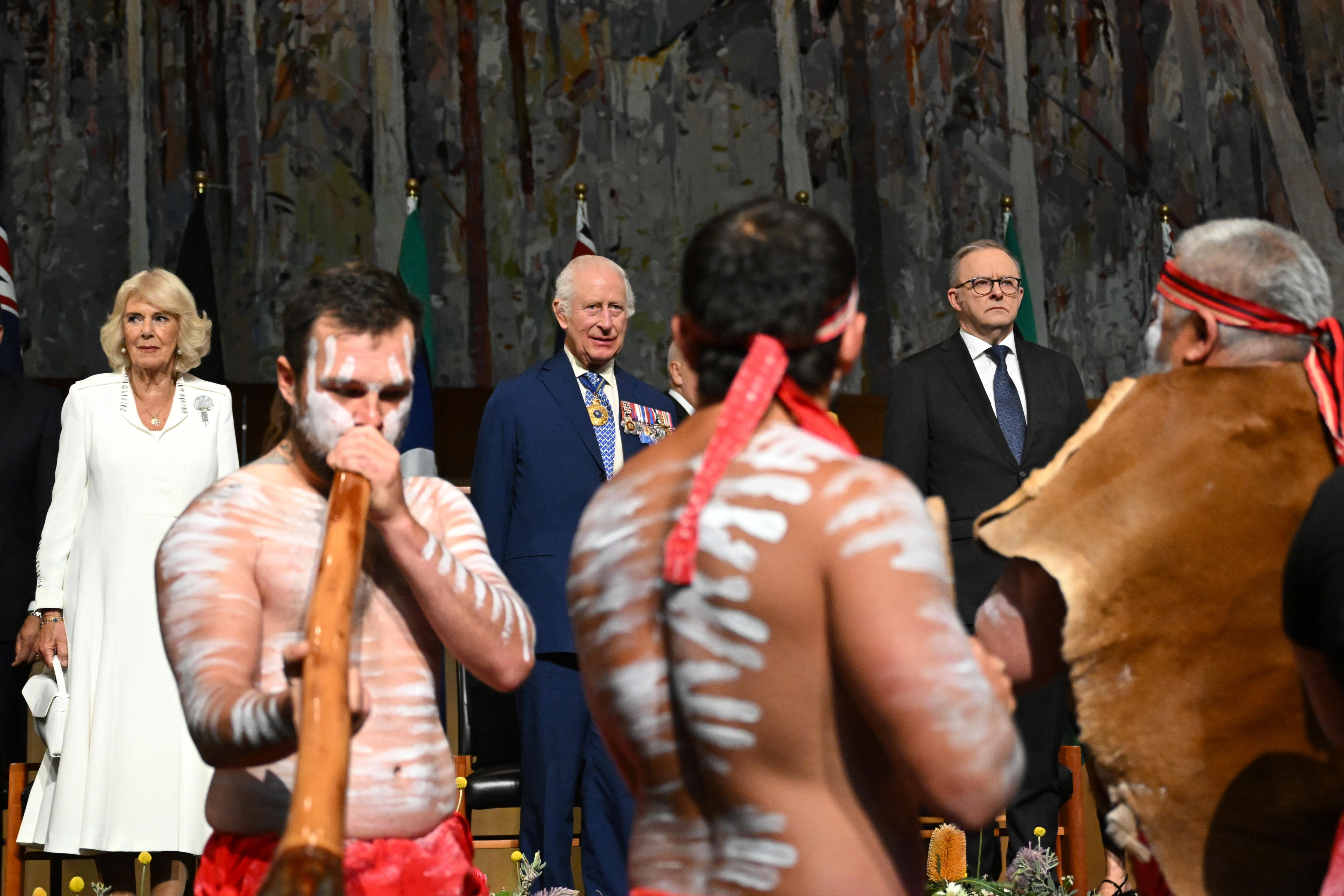 -FOTODELDIA- Canberra (Australia), 21/10/2024.- El rey Carlos III de Gran Bretaña y la Reina Camilla observan a bailarines aborígenes mientras asisten a una recepción parlamentaria ofrecida por el primer ministro australiano, Anthony Albanese, y su pareja Jodie Jaydon en la Casa del Parlamento en Canberra, Australia, este lunes. Carlos y Camila están de visita en Australia del 18 al 23 de octubre. EFE/EPA/LUKAS COCH AUSTRALIA AND NEW ZEALAND OUT
