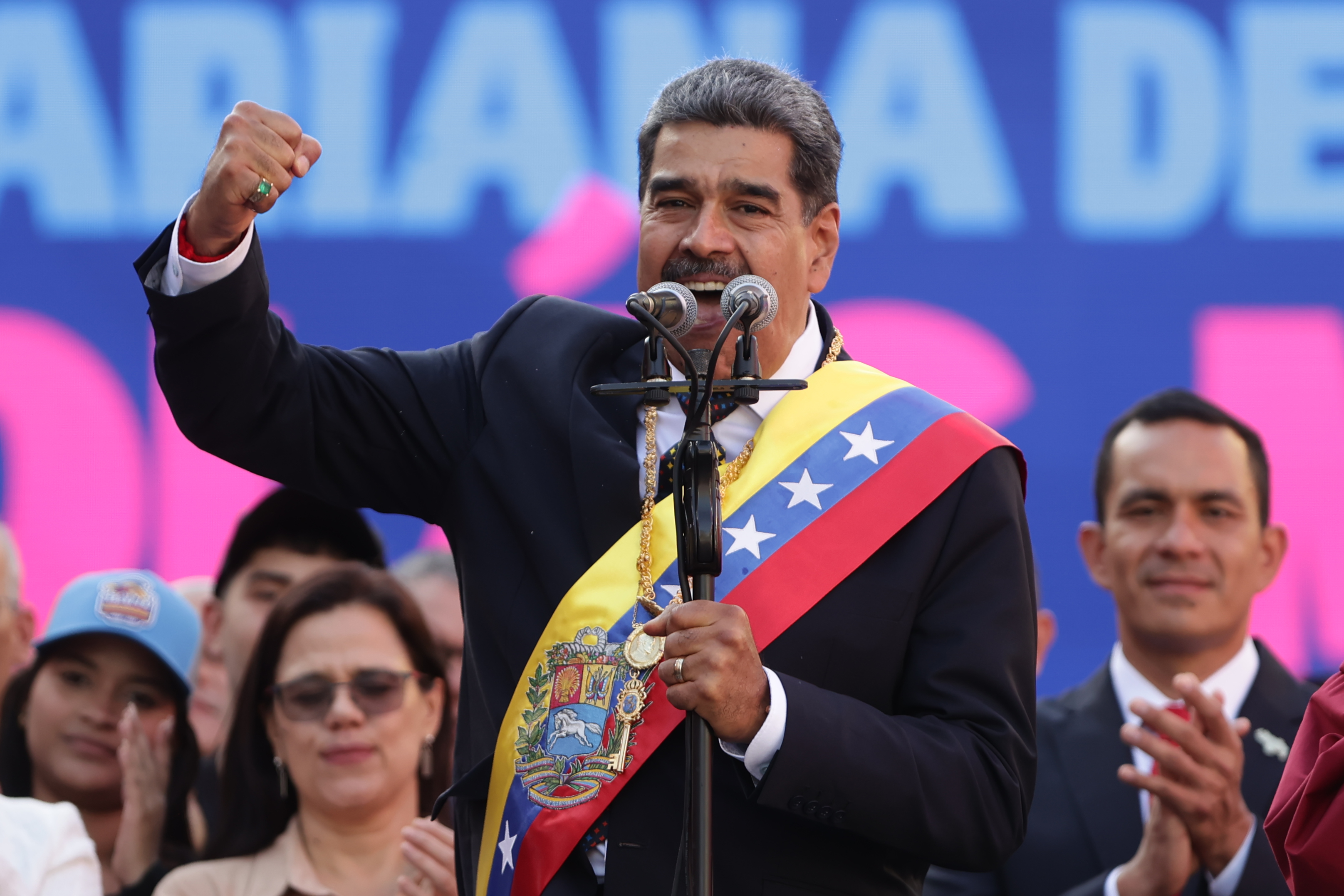 Maduro dice que se prepara con Cuba y Nicaragua para “tomar las armas”, de ser necesario