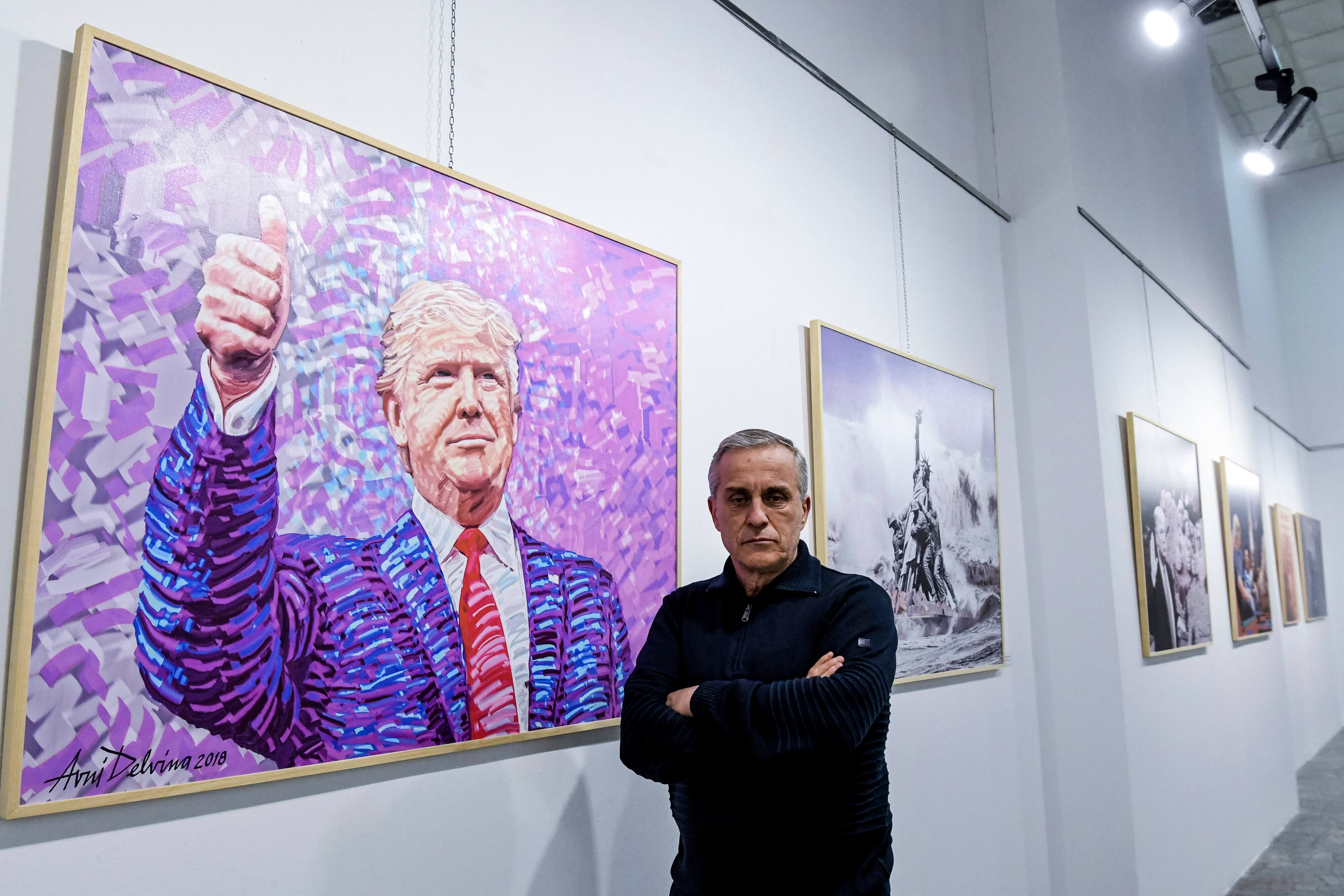 «The Donald», exposición de un artista albanés que le rinde culto a Donald Trump