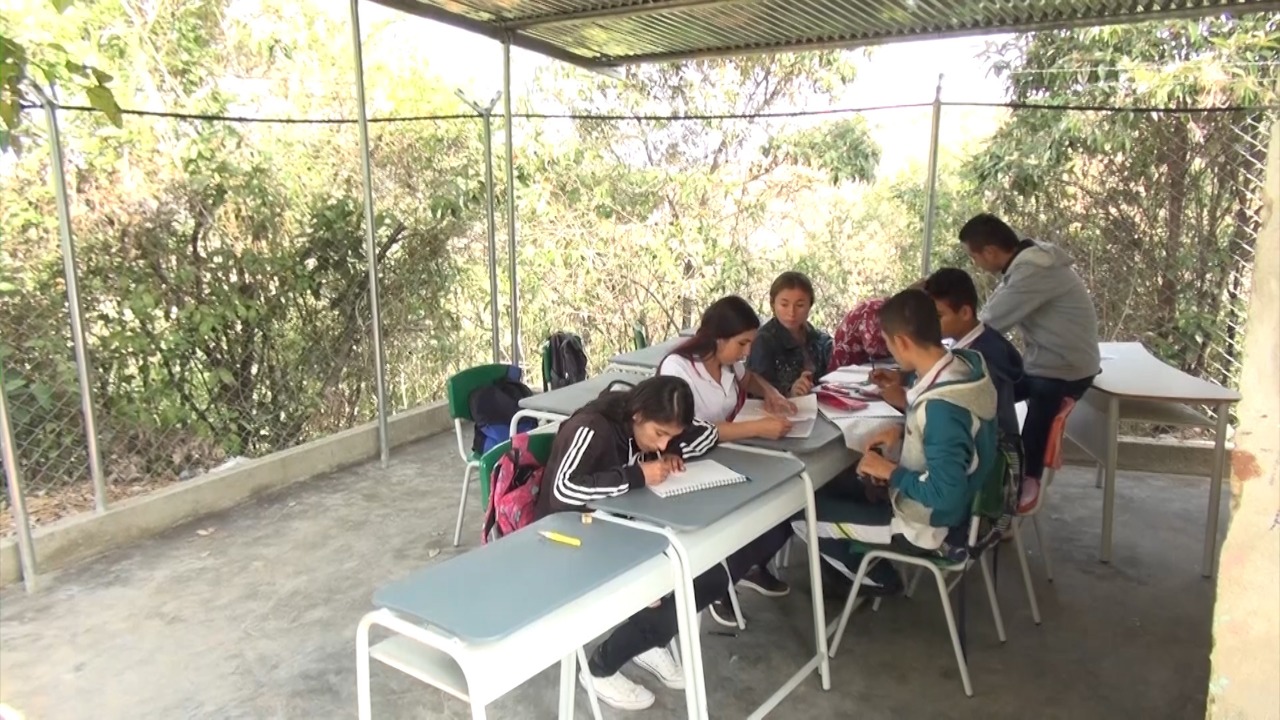 Clases al aire libre y un baño para 140 niños: así es una escuela rural en Ábrego