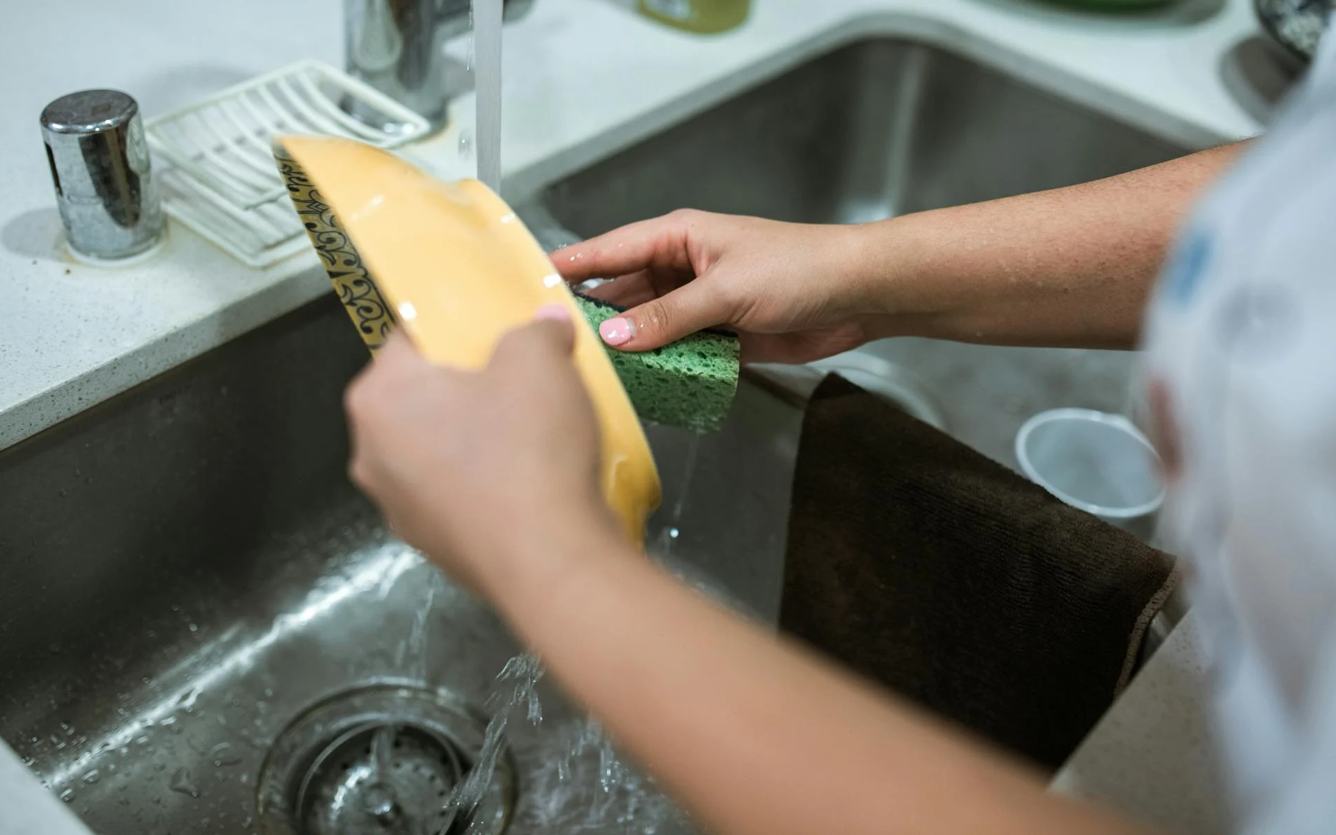 Truco fácil para destapar la cañería del lavaplatos en la cocina: no gastes de más
