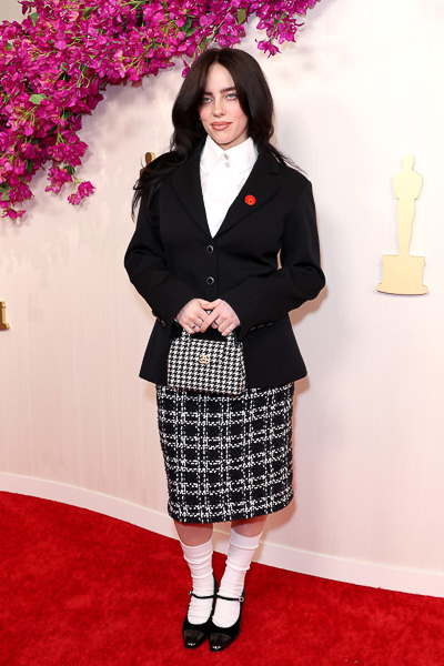 La artista californiana Billie Eilish llegó a la gala vestida de Chanel.