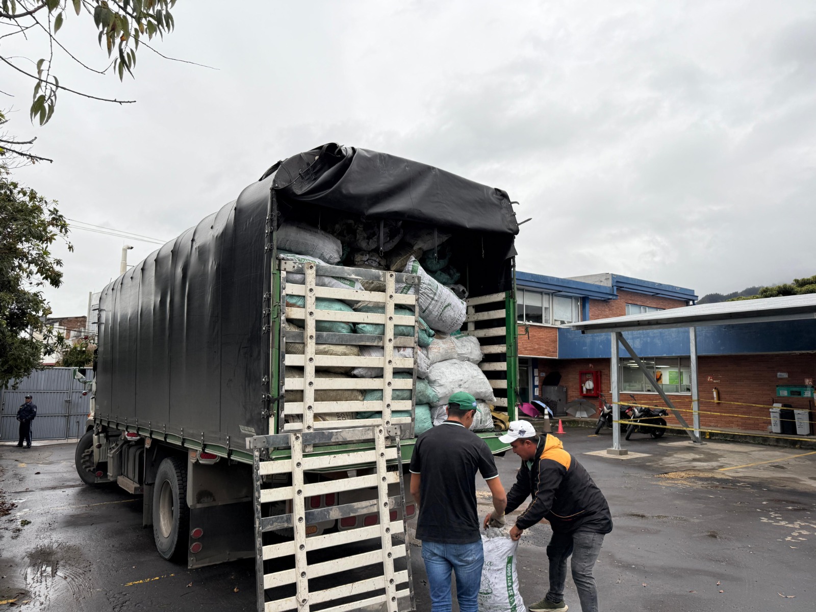 CAR decomisó 69 bultos de carbón vegetal sin salvoconducto en vía Briceño