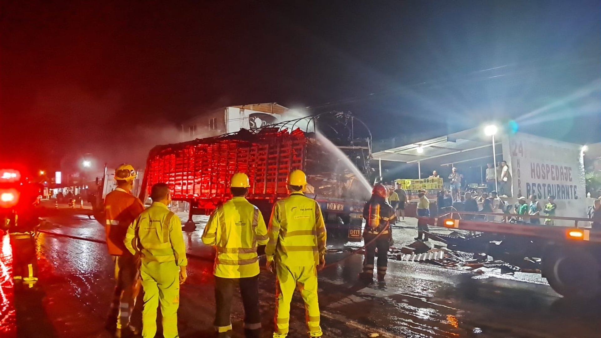 Vía al Llano opera con normalidad tras incendio de camión que llevaba chatarra