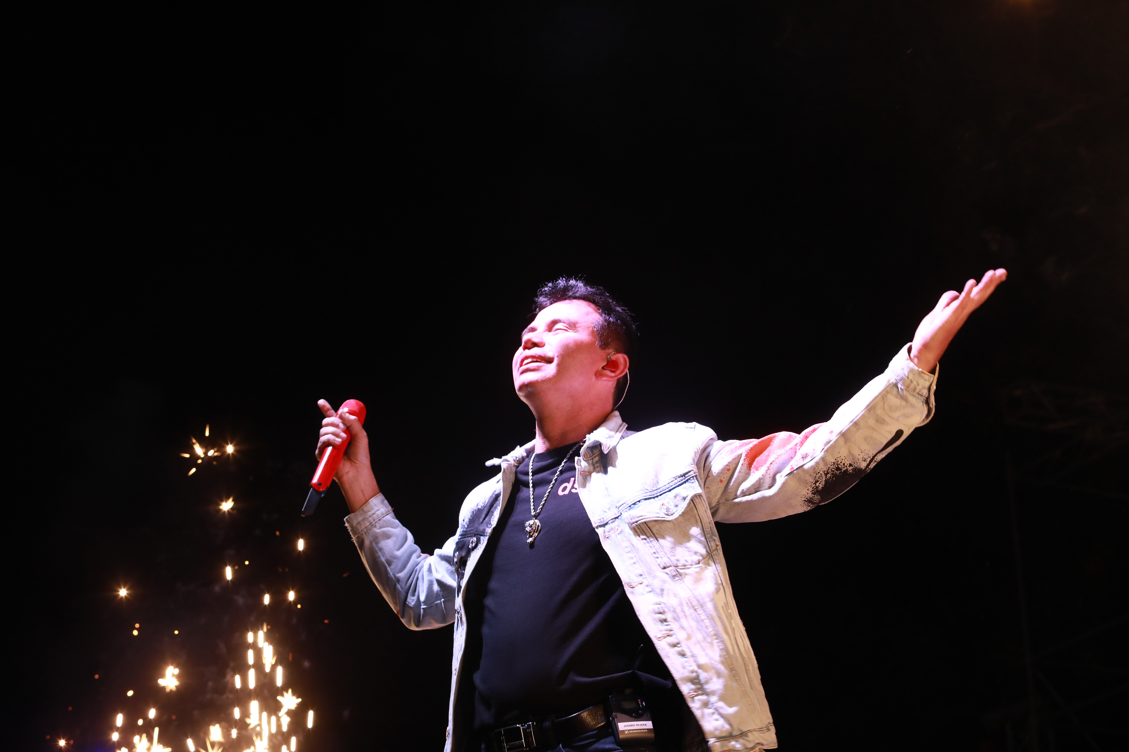 Jhonny Rivera cerró la noche de la coronación presentándose ante cientos de villetanos.