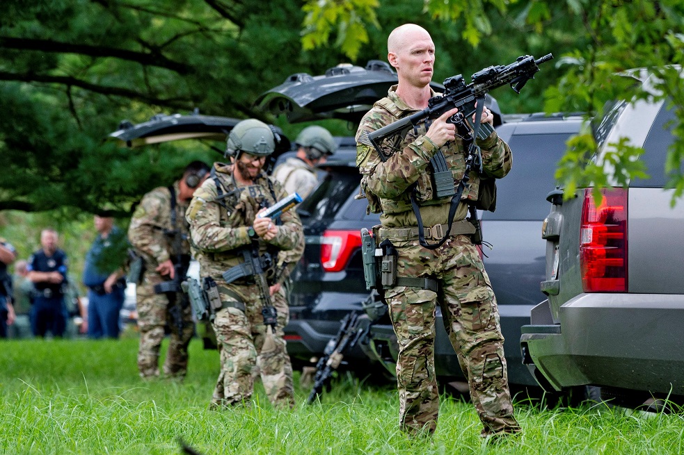Agentes del FBI toman posiciones en el lugar donde se produjo un tiroteo en el condado de Harford (Maryland, EE.UU). / EFE