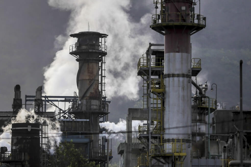 El petróleo subió estimulado por reducción de pozos activos en Estados Unidos
