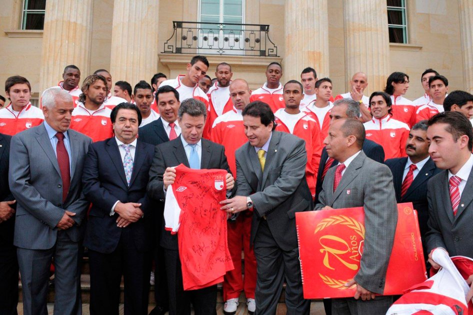 Así celebró el presidente Santos los 70 años del Santa Fe en febrero de 2011.