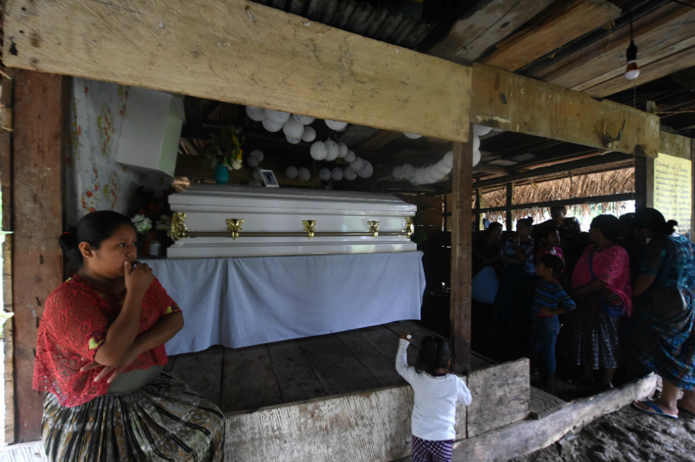 Comunidad maya despide a niña migrante muerta bajo custodia en EEUU