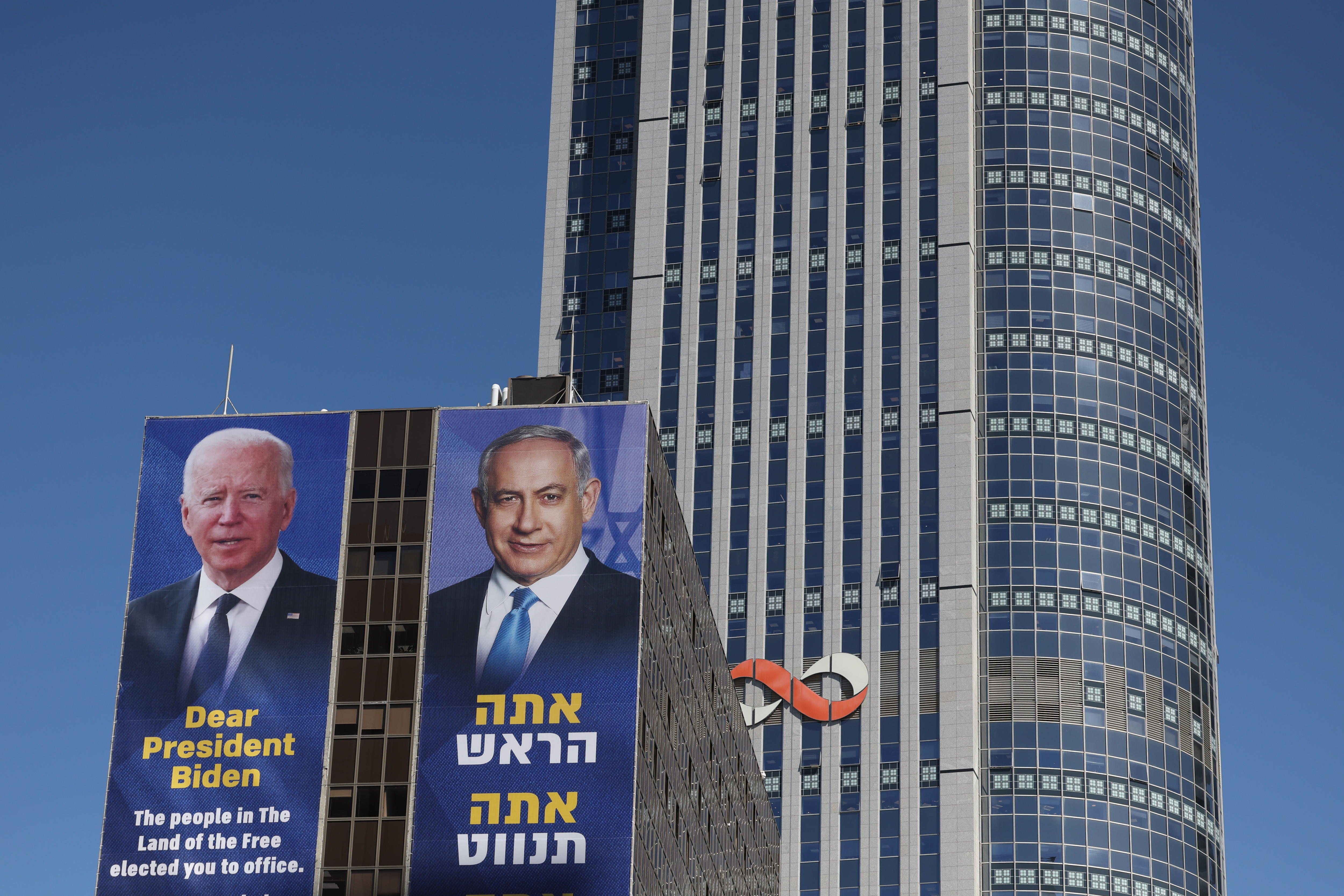 Tel Aviv (Israel), 05/03/2024.- A billboard showing Israeli Prime Minister Benjamin Netanyahu (R) reading 'You are the head, you are the navigator, you will lead to total victory' hangs next to another billboard showing US President Joe Biden (L) in Tel Aviv, Israel, 05 March 2024. EFE/EPA/ABIR SULTAN