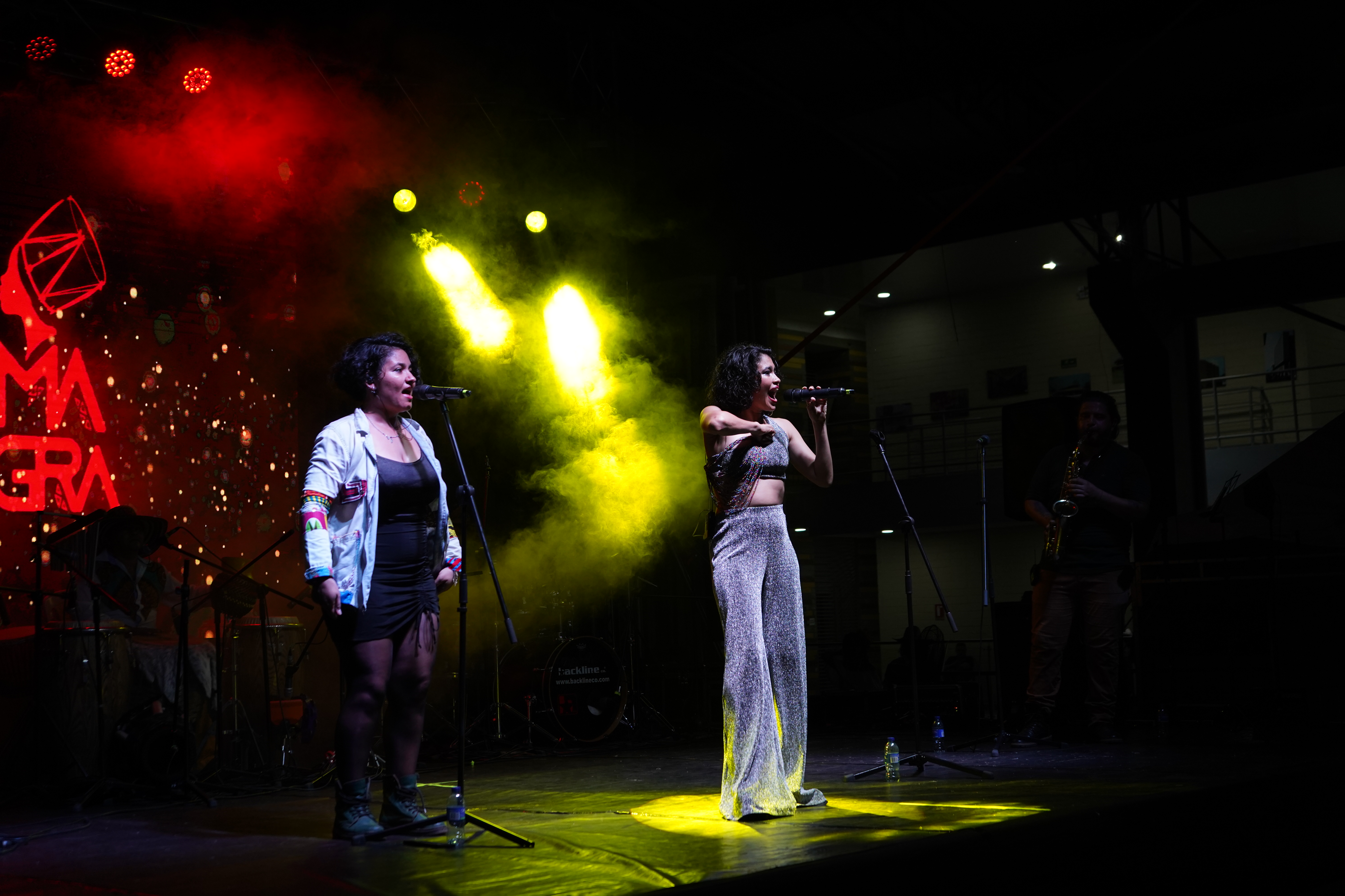 La agrupación de bullerengue Alma Negra, en el segundo día, interpretaron su repertorio con sonidos que mezclan músicas del mundo, como funk, jazz, blues, salsa, cumbia, rock, pop y más ritmos.