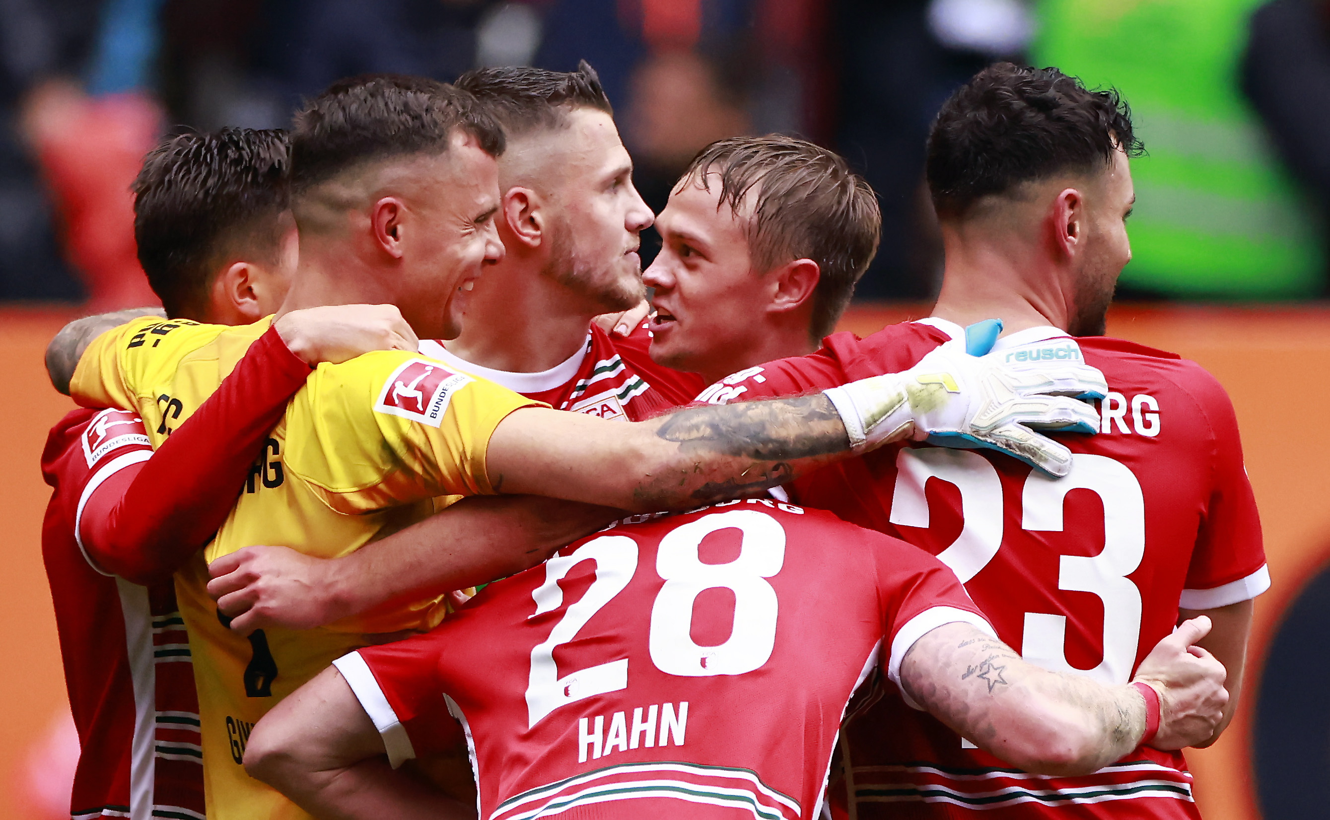 Augsburg (Germany), 17/09/2022.- Augsburg's players celebrate after winning the German Bundesliga soccer match between FC Augsburg and FC Bayern Munich in Augsburg, Germany, 17 September 2022. (Alemania) EFE/EPA/HANNIBAL HANSCHKE CONDITIONS - ATTENTION: The DFL regulations prohibit any use of photographs as image sequences and/or quasi-video.