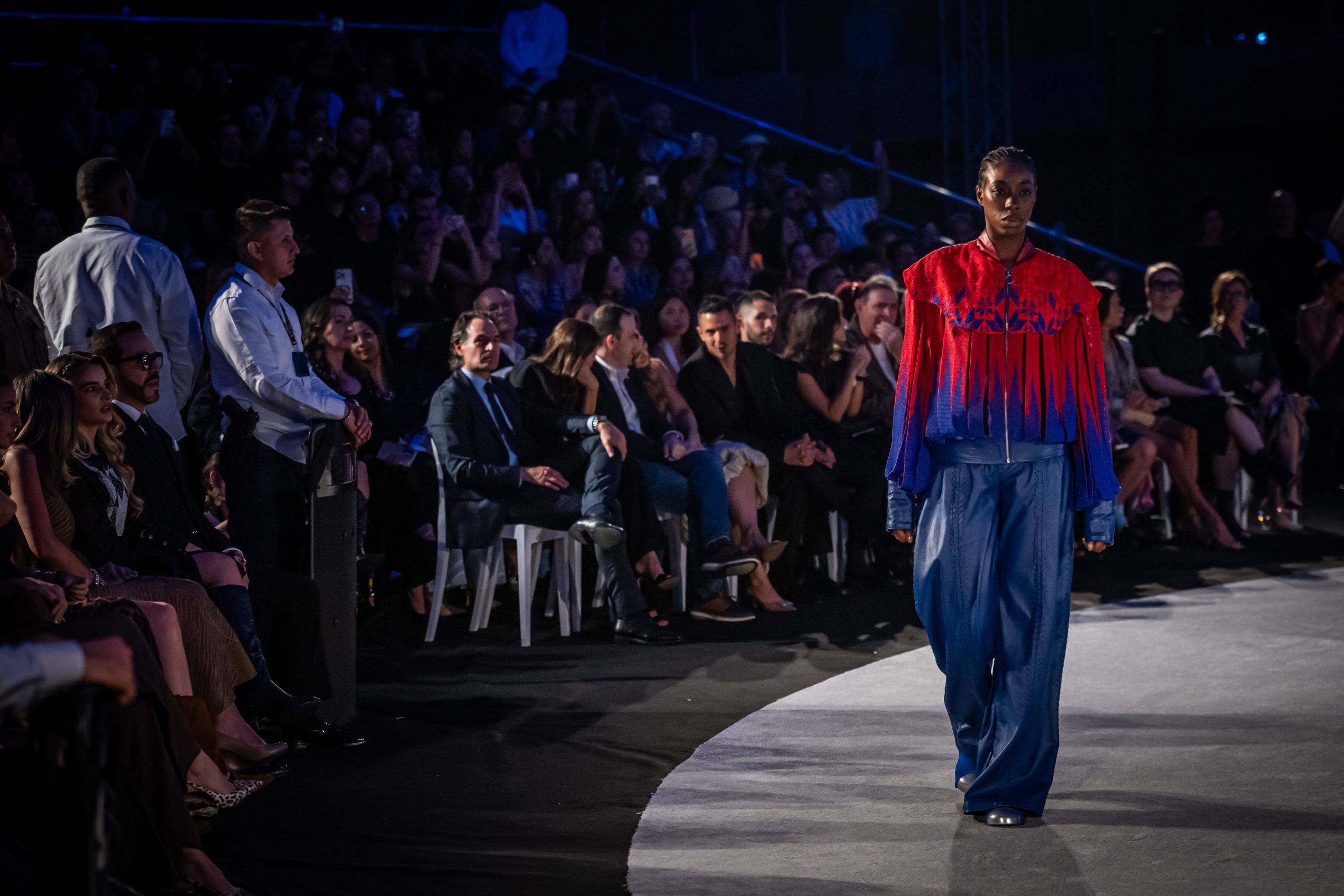 En palabras de Sofía Arango, especialista en investigación de moda y sostenibilidad​ de Inexmoda, el rojo marca el momento más intenso de la colección. La formas circulares,  los pliegues y los vólumenes recuerdan arterias y venas, mientras los hilos y los flecos cuelgan como si el corazón comenzara a deshacerse lentamente".