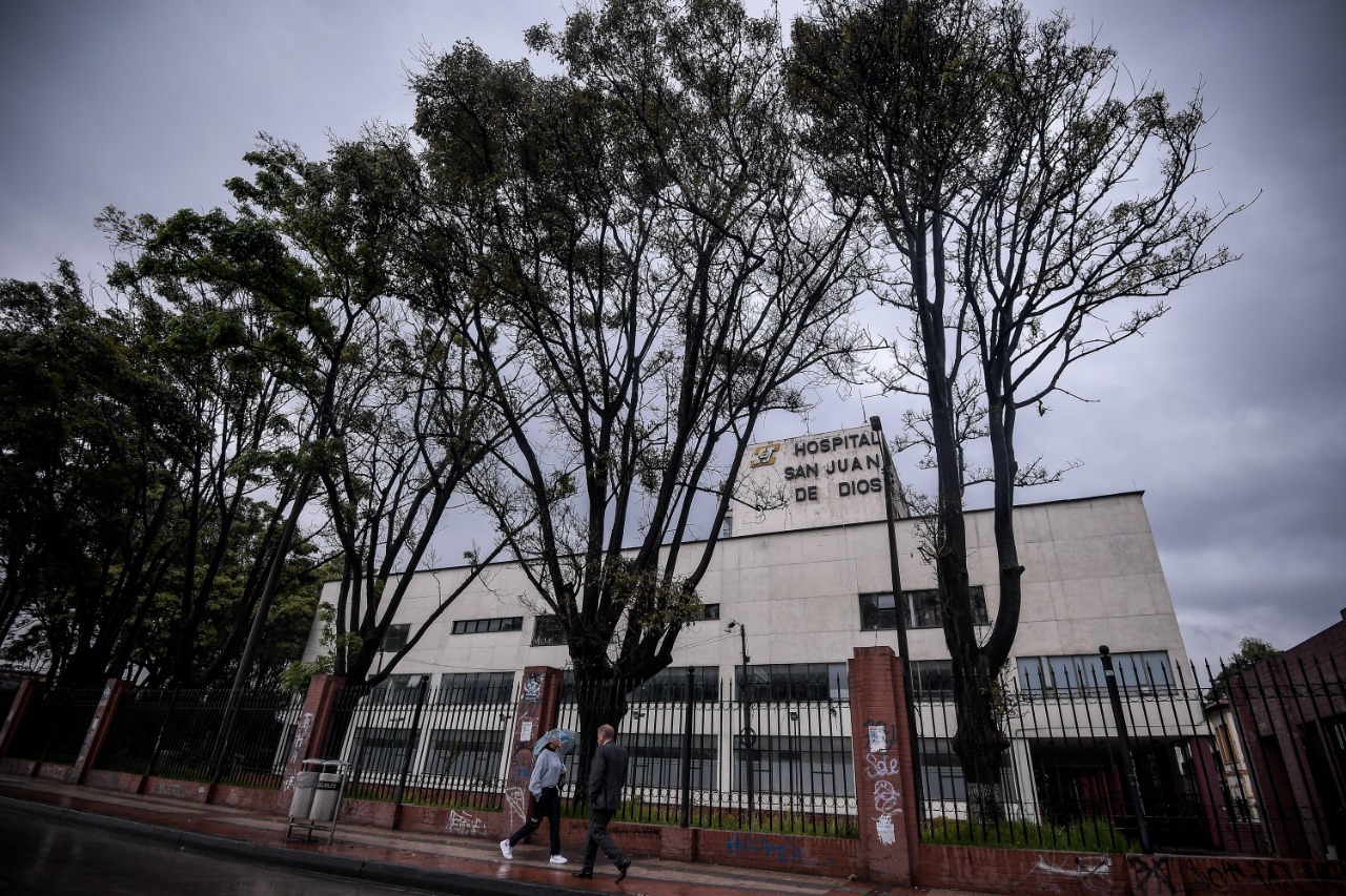 Un detalle que no ha sido tenido en cuenta, por lo menos no en los estudios que se han adelantado, es que actualmente en la torre central existiría cierto grado de riesgo biológico. Por lo menos así lo calificaron funcionarios de la Secretaría de Salud de manera extraoficial. Por lo que, para evitar propagación de enfermedades, la salida más “efectiva” sería tumbar y volver a construir.