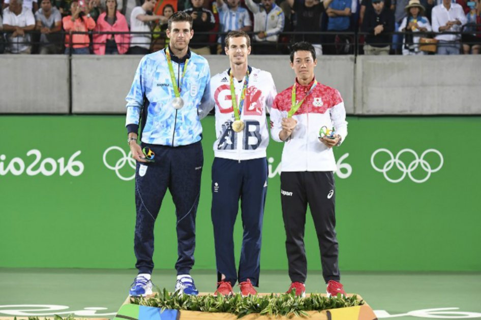 Podio olímpico del tenis masculino: el argentino Juan Martín del Potro (plata), el británico Andy Murray (oro) y el japonés Kei Nishikori (bronce). / AFP