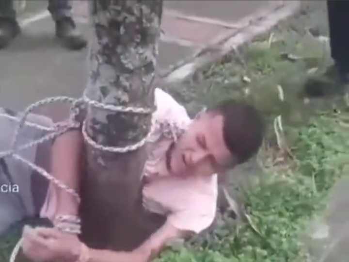 Golpean y amarran a un árbol a hombre que habría robado un celular