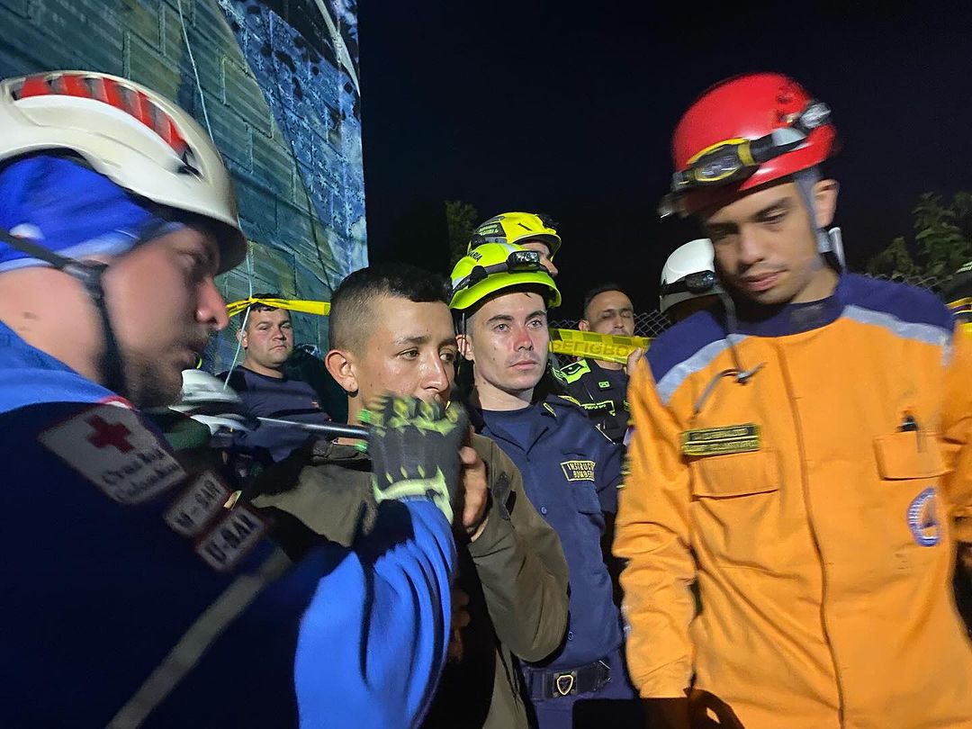 Rescataron a la primera de las cinco personas atrapadas en cable aéreo en Caldas