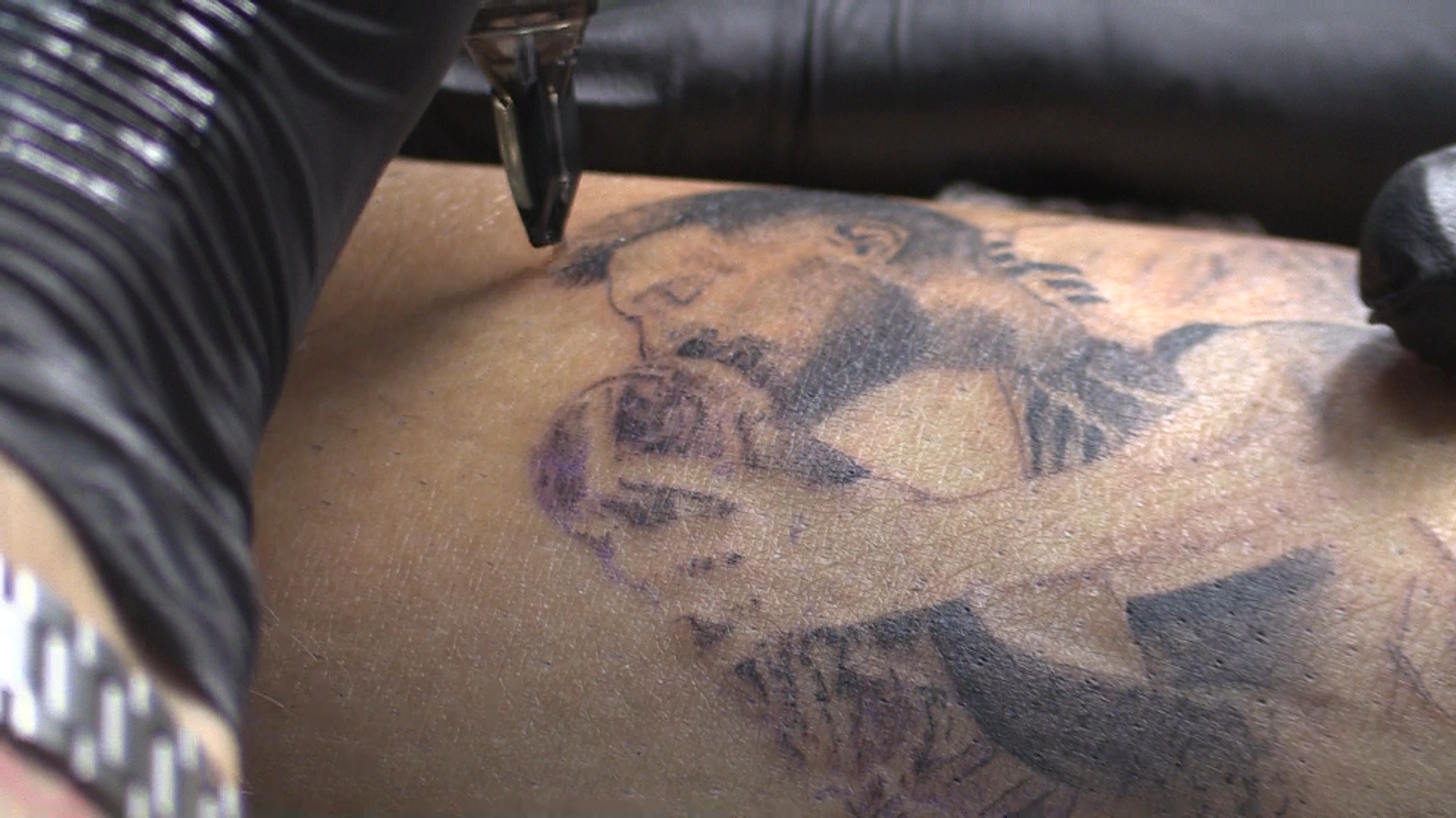 ACOMPAÑA CRÓNICA: QATAR 2022 ARGENTINA***AME2222. ROSARIO (ARGENTINA), 21/12/2022.- Una persona se hace un tatuaje de Lionel Messi besando la Copa del Mundo, el 20 de diciembre de 2022 en Rosario (Argentina). El furor por Messi no tiene límite. Menos aún en Rosario, la ciudad que lo vio nacer, donde algunos de los principales salones de tatuaje no dan abasto para atender las solicitudes recibidas para inmortalizar en la piel el rostro del ídolo, tras ganar Argentina el domingo pasado su tercer Mundial. EFE/ Rodrigo García