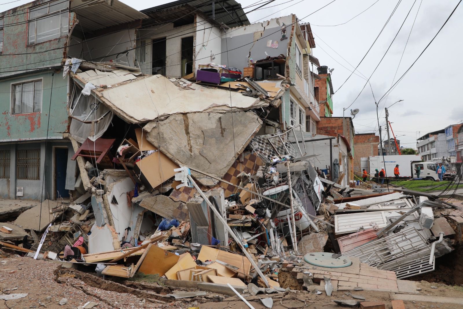 El paso de las lluvias deja inundaciones, árboles caídos y una vivienda colapsada en Bogotá