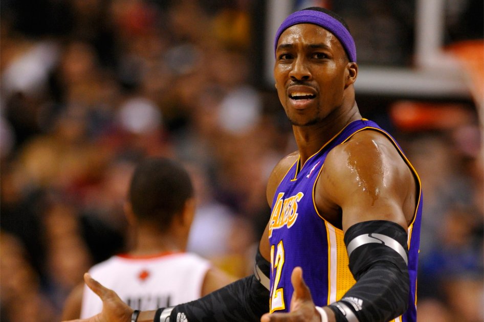 Howard fue expulsado y perdieron los Lakers