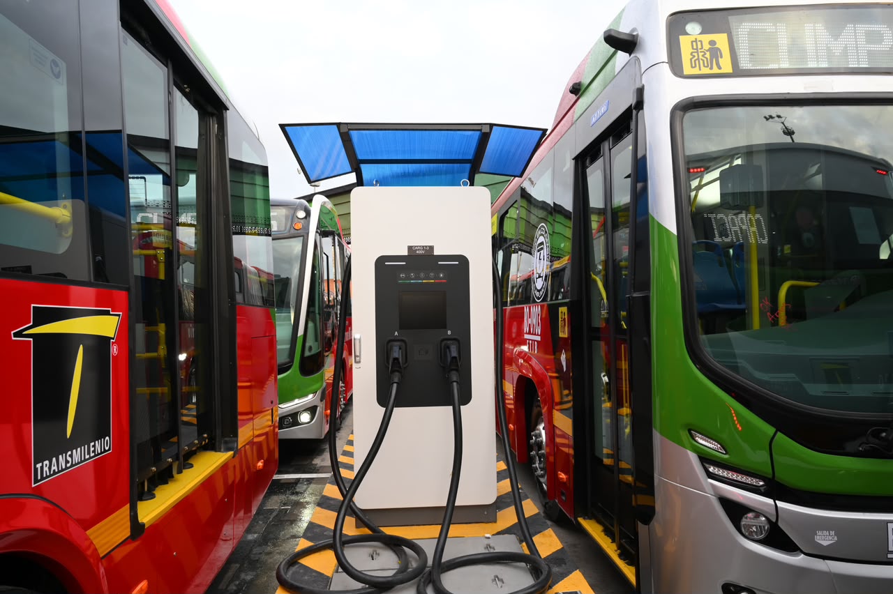Bogotá pone a rodar los primeros 50 buses articulados eléctricos del país