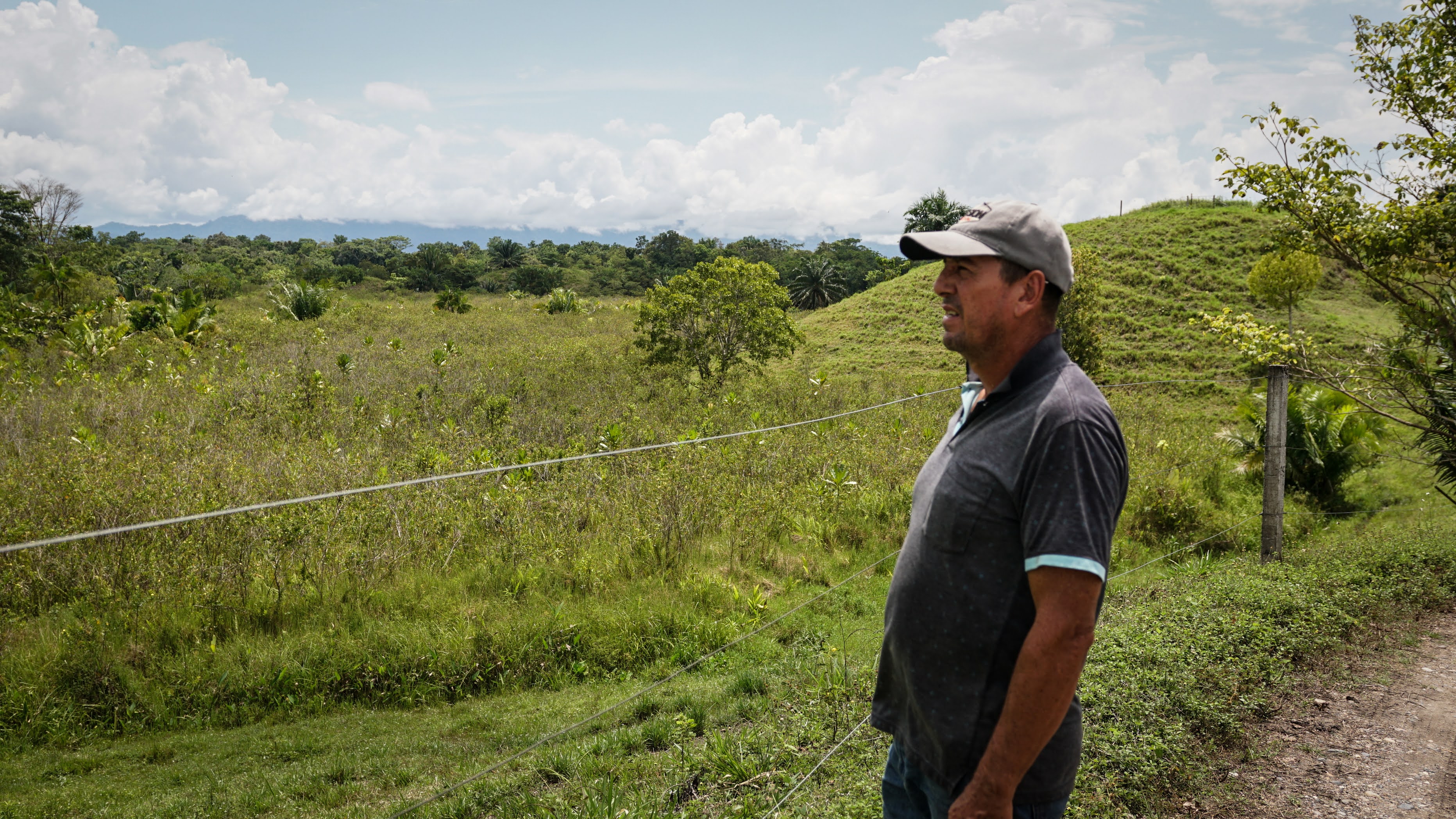 Desde 2007, al menos 700 familias en Puerto Boyacá han invadido haciendas de narcotraficantes para cultivar.