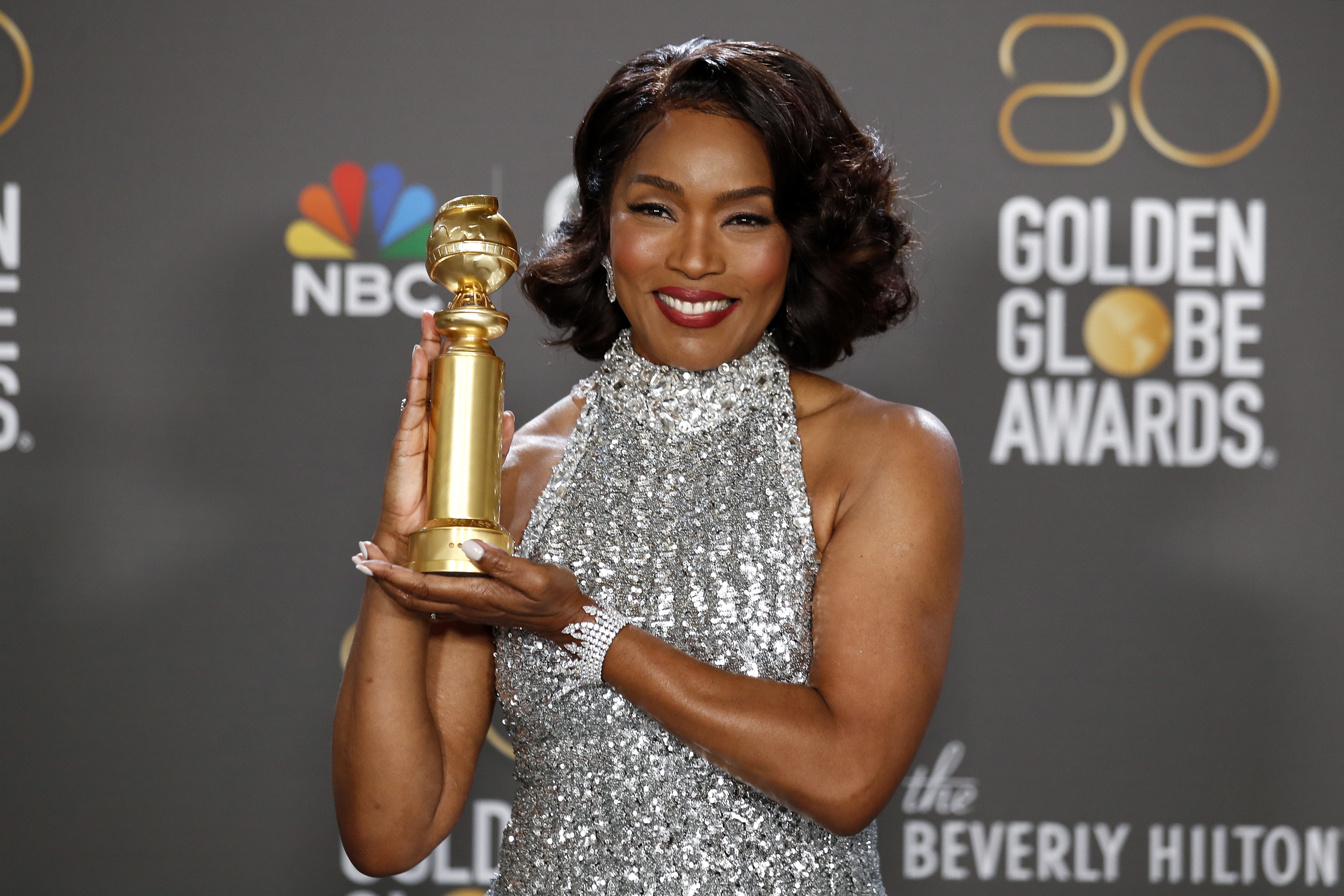 Beverly Hills (United States), 11/01/2023.- US actor Angela Bassett poses with the award for Best Supporting Actress in a Motion Picture in the press room during the 80th annual Golden Globe Awards ceremony in Beverly Hills, California, USA, 10 January 2023. Artists in various film and television categories are awarded Golden Globes by the Hollywood Foreign Press Association. (Estados Unidos) EFE/EPA/CAROLINE BREHMAN