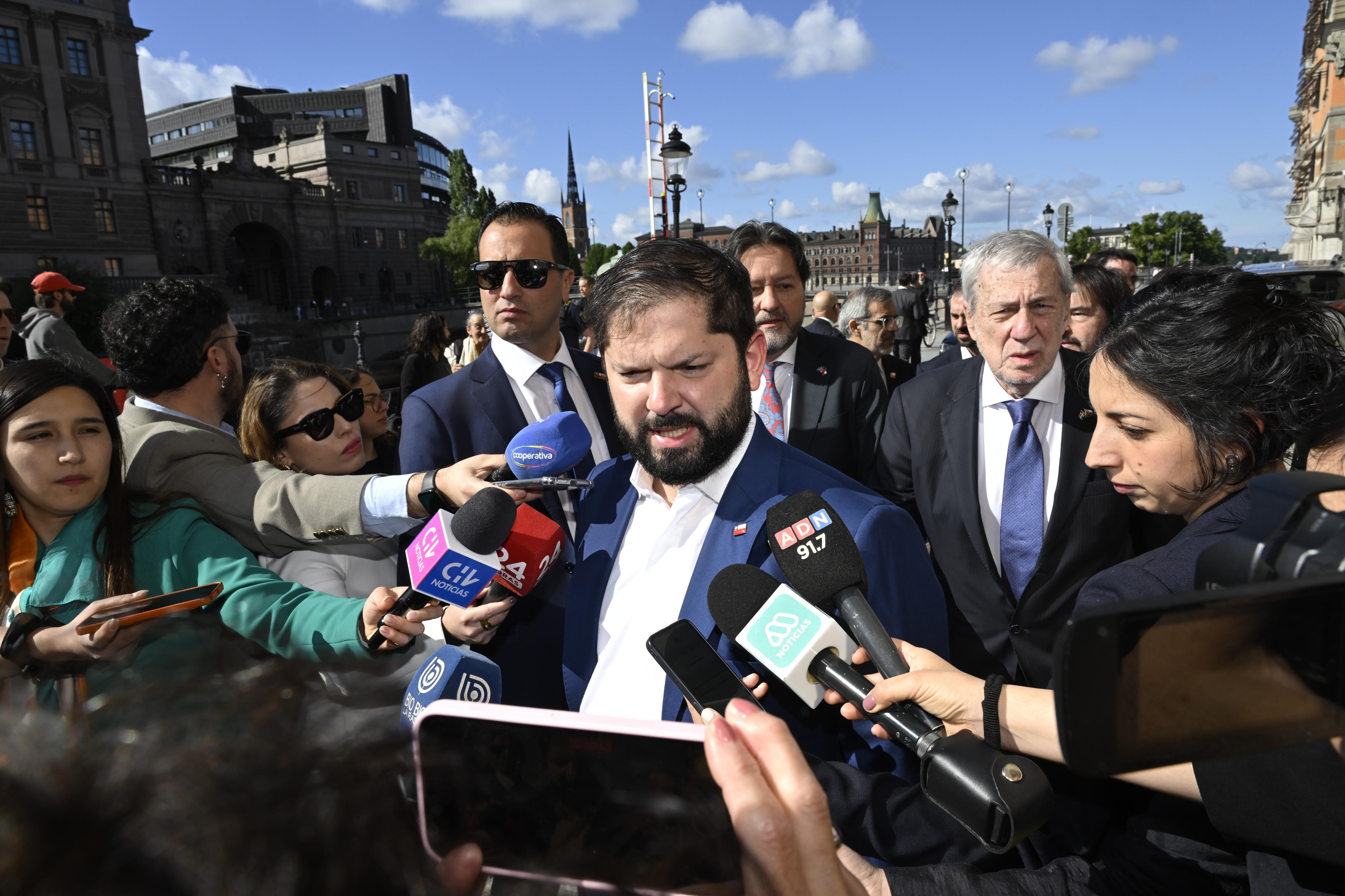 Stockholm (Sweden), 14/06/2024.- Chilean President Gabriel Boric (C) speaks to journalists during an official visit to Stockholm, Sweden, 14 June 2024. The Chilean President will meet the Swedish Prime Minister for bilateral talks and to discuss support for Ukraine. (Suecia, Ucrania, Estocolmo) EFE/EPA/JONAS EKSTROMER SWEDEN OUT