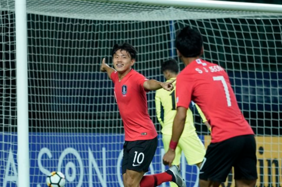 La selección surcoreana sub-19 escucha el himno norcoreano antes de un partido