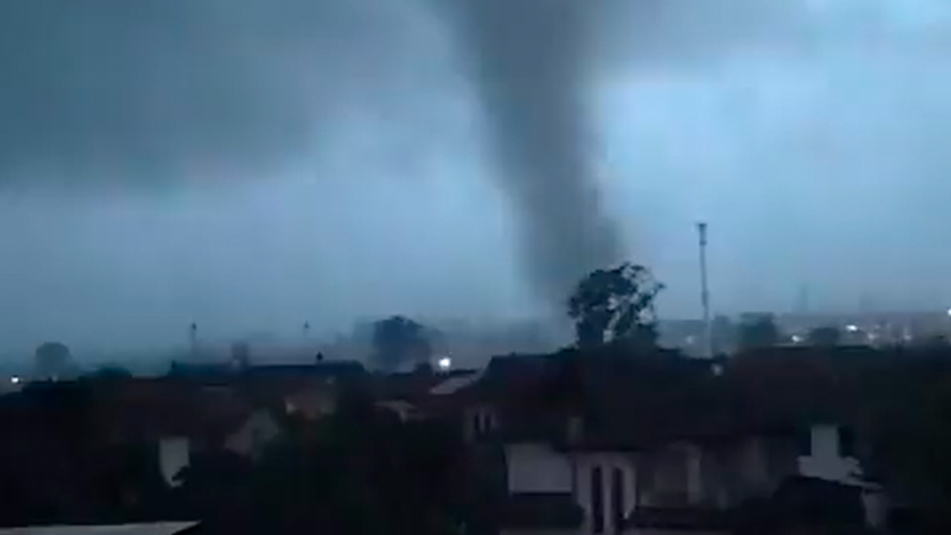 Un tornado y lluvias fuertes azotan a Milán, Italia