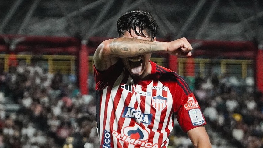 Bryan Castrillón festeja su gol con Junior contra Llaneros en Villavicencio.