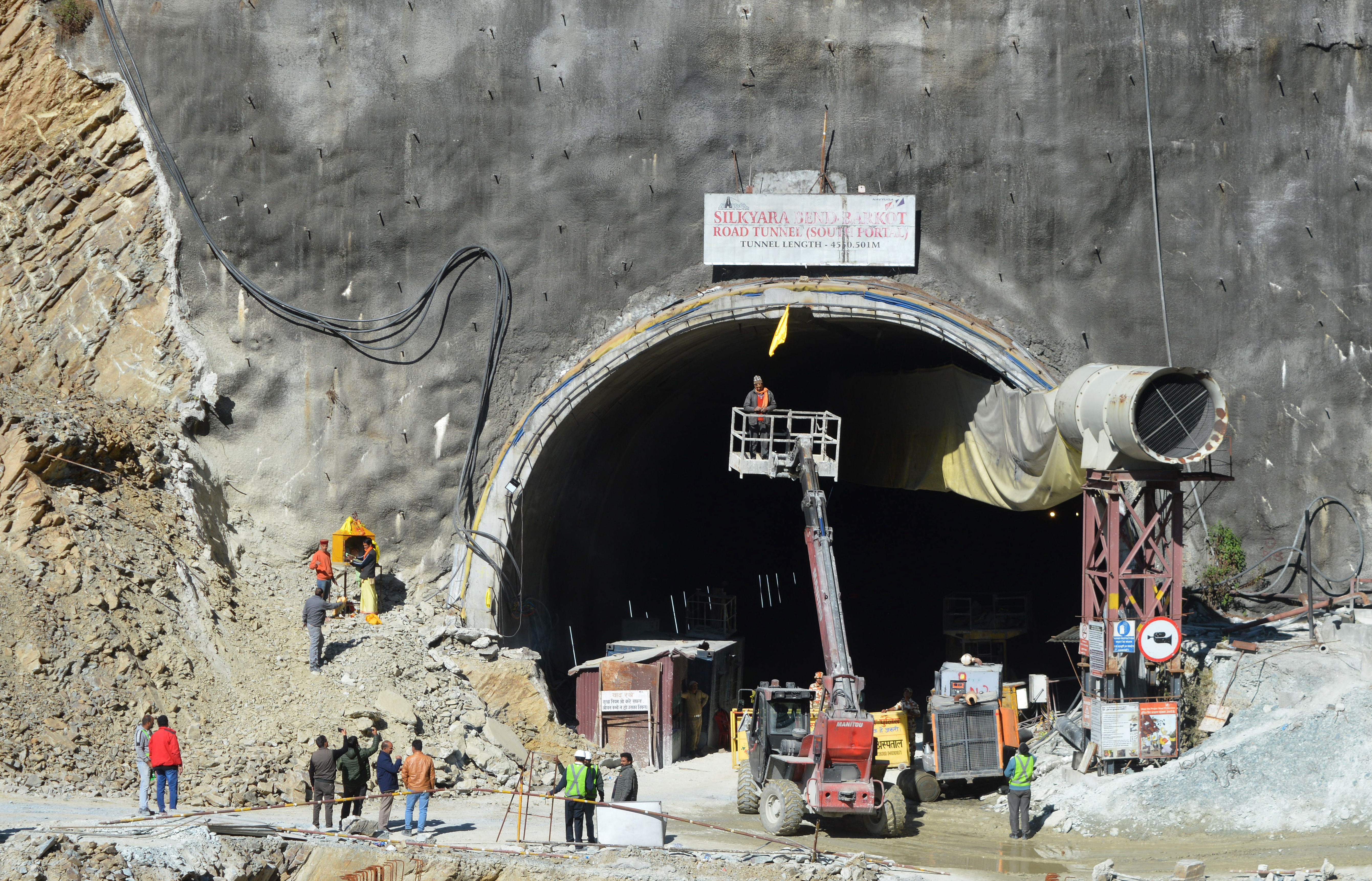 Difícil rescate en India: 41 obreros llevan nueve días atrapados en un túnel