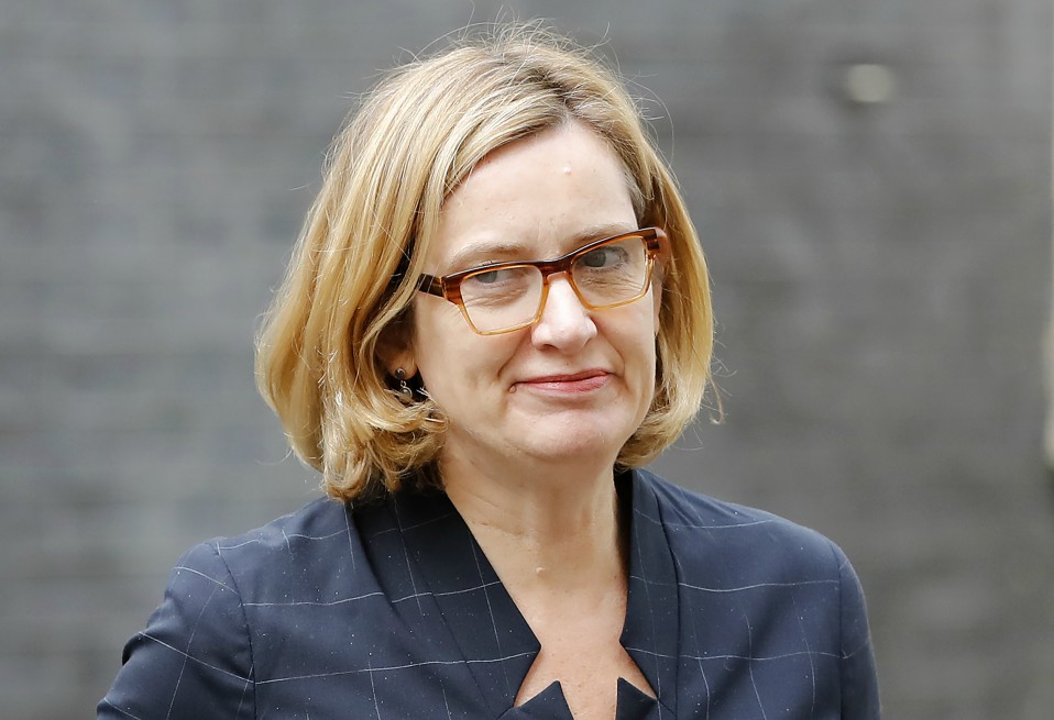 Renuncia la ministra de Interior británica tras polémica sobre inmigración